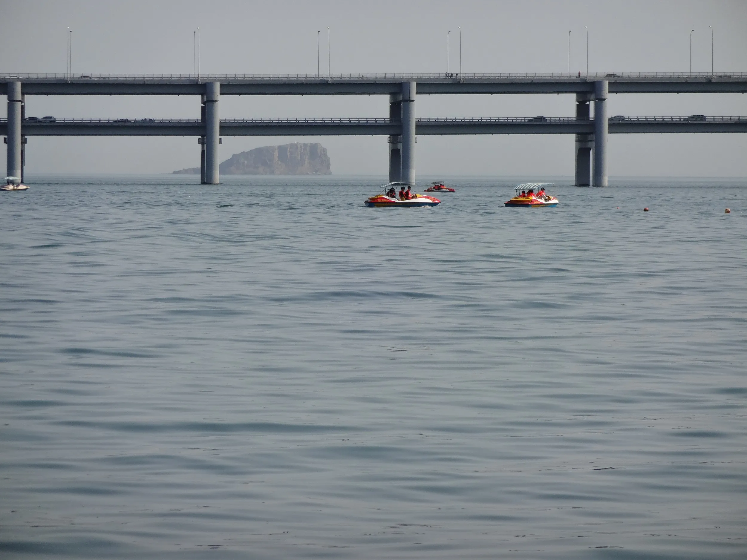 海で遊ぶボート