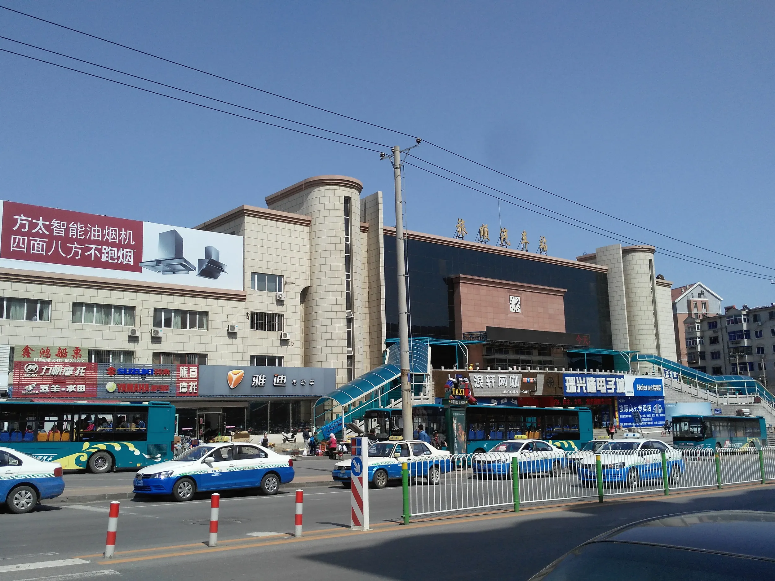 タクシーで東鶏冠山へ向かう