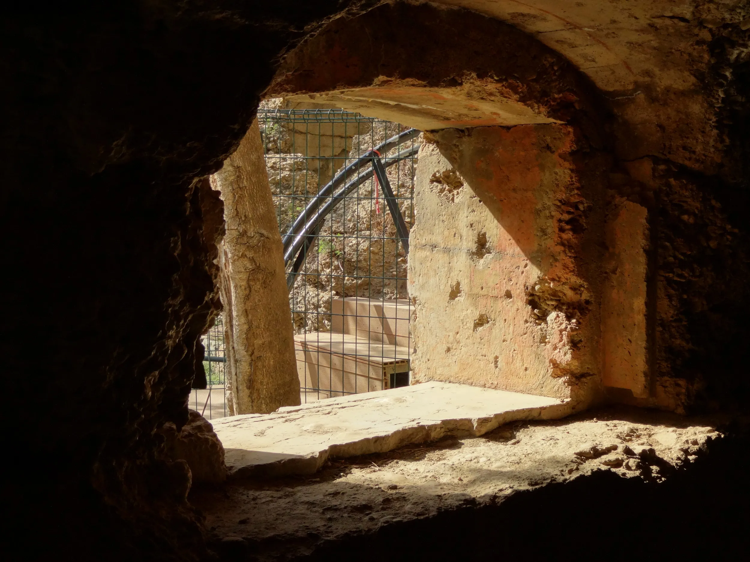 大きな窓の銃痕