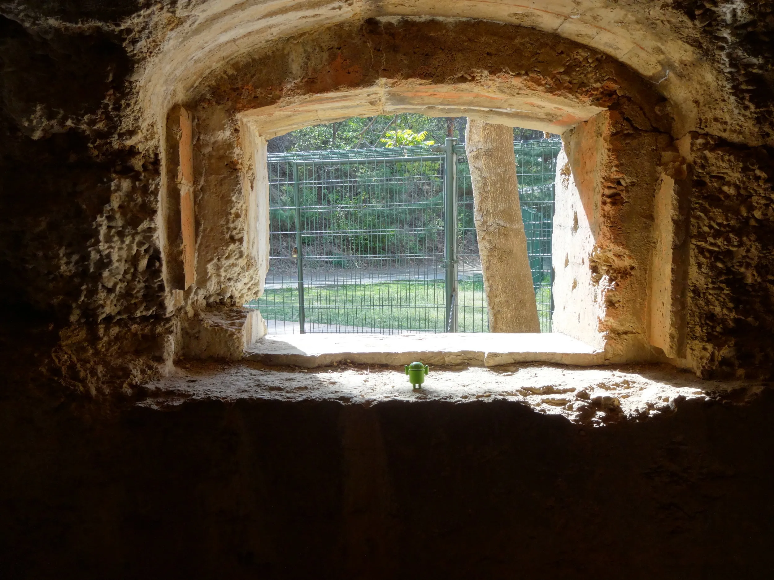 大きな窓の銃痕