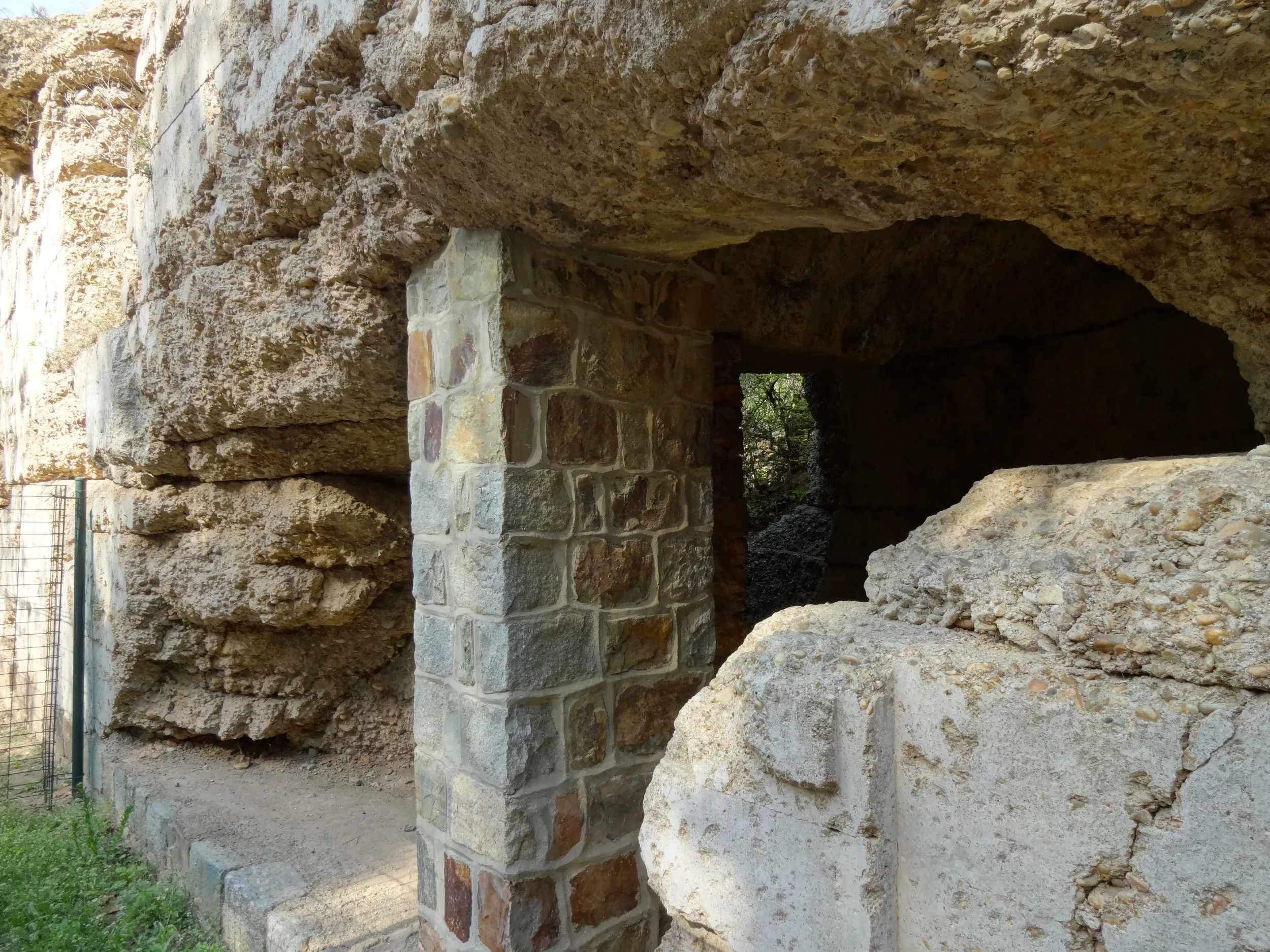 破壊された周辺