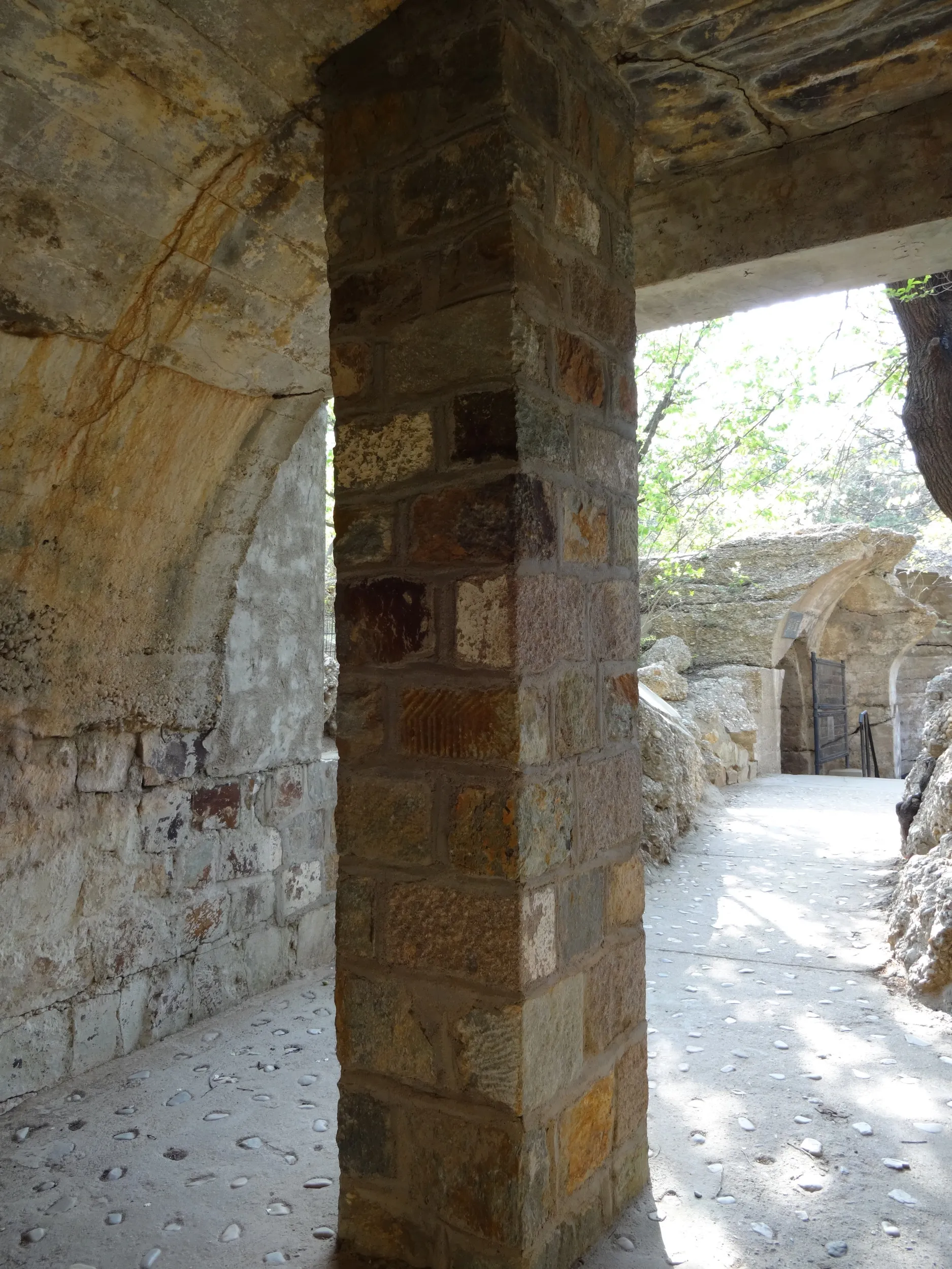 持ちこたえる支柱