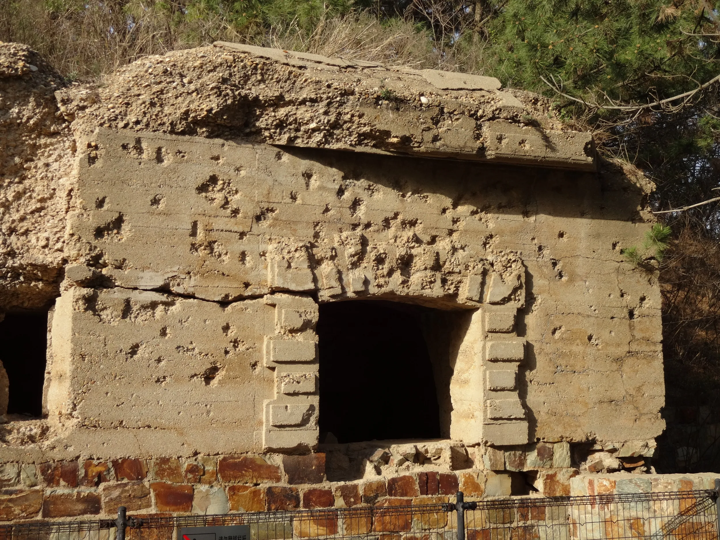 銃痕が目立つ外壁