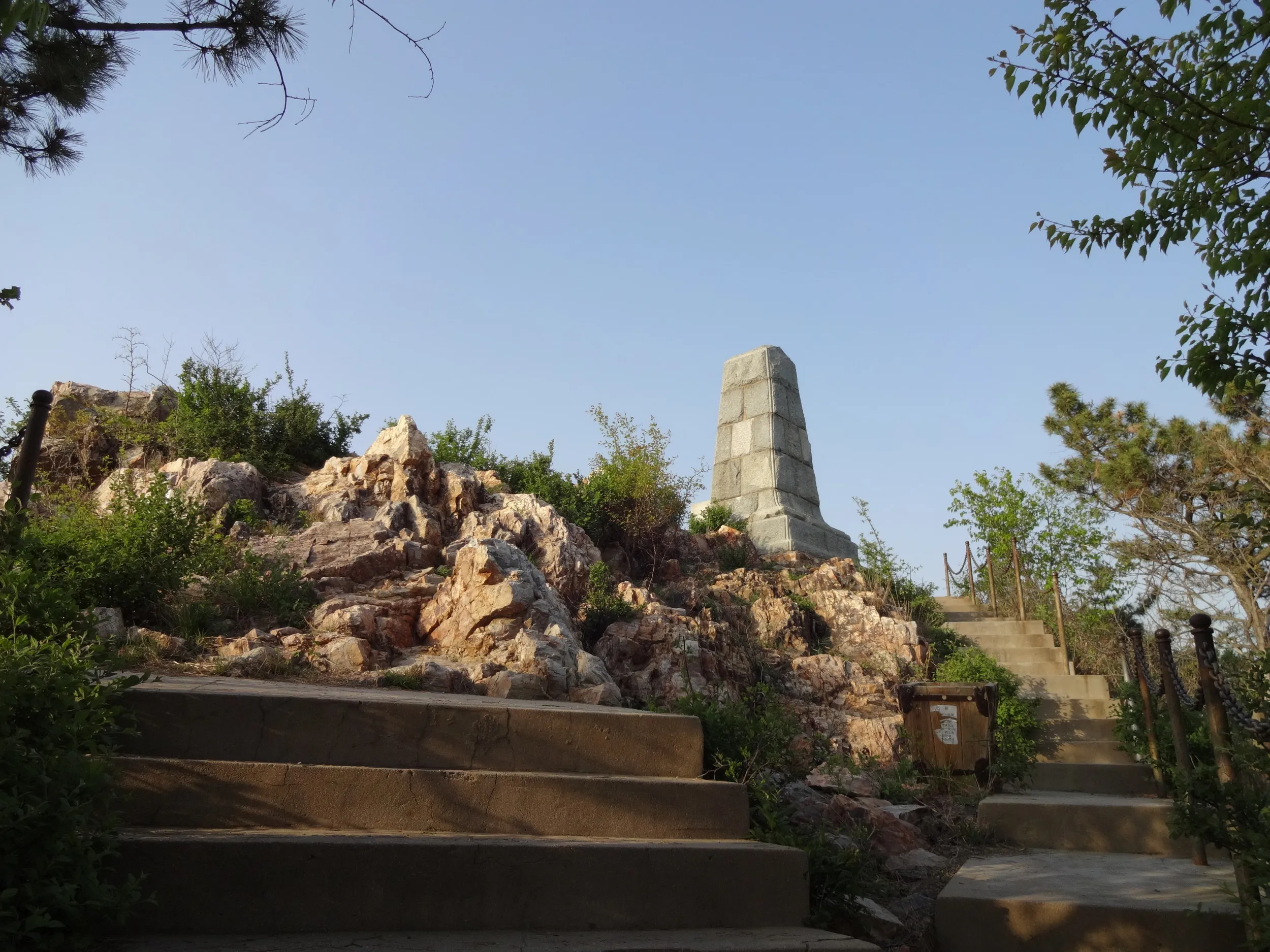 満州戦蹟保存会の記念碑