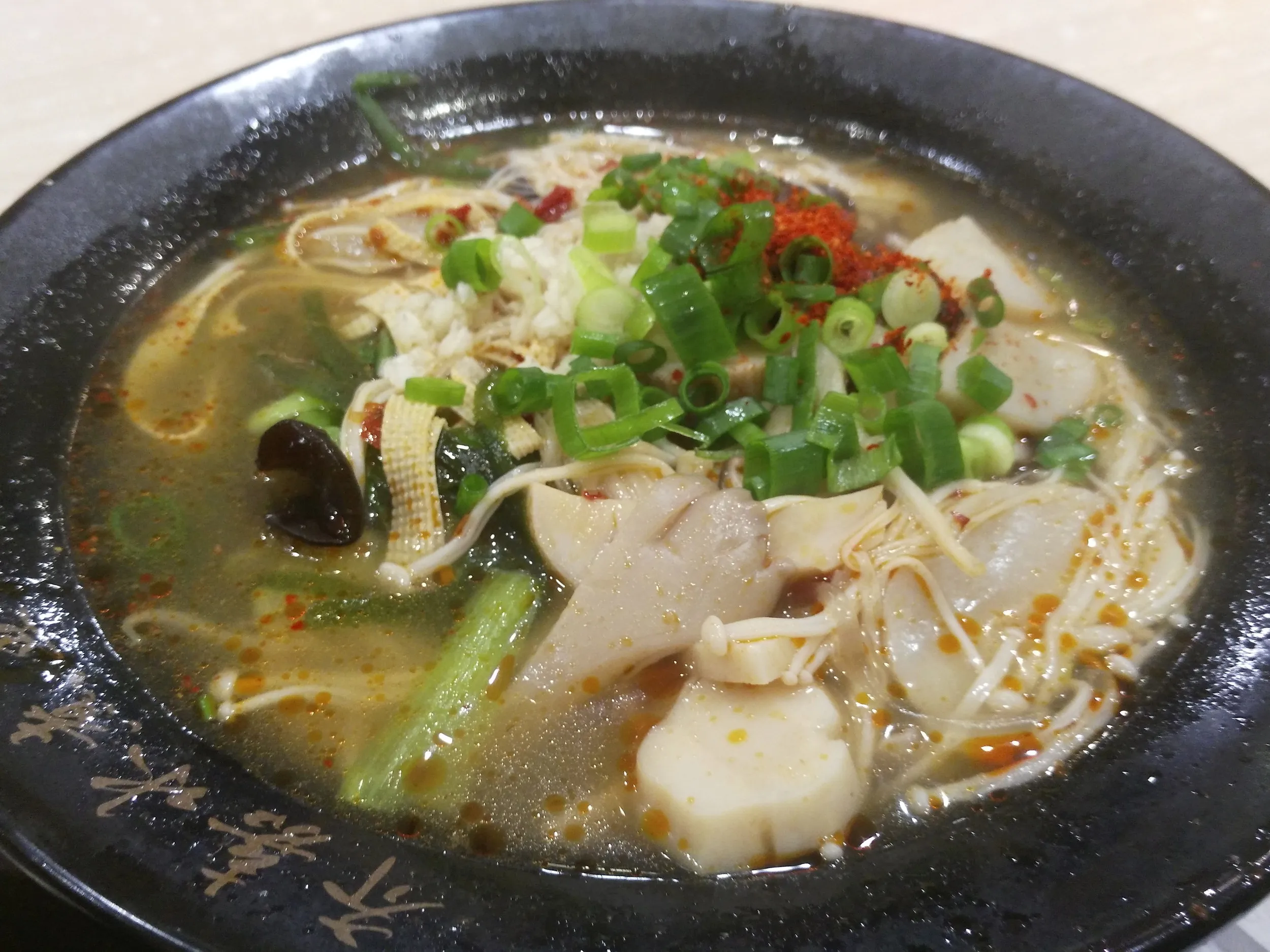 キノコと豆腐干の麺料理