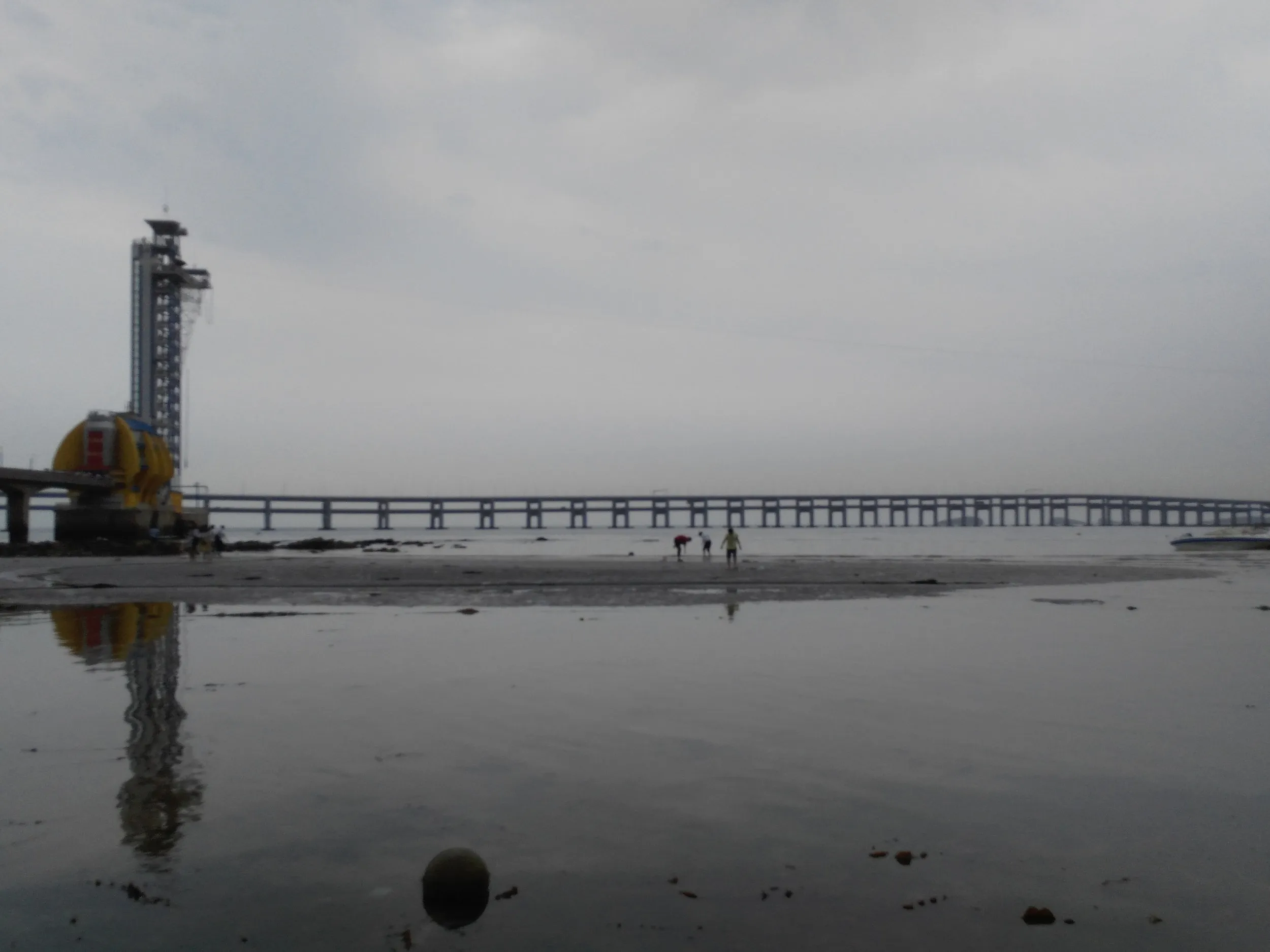 遠方に見える星海湾大橋