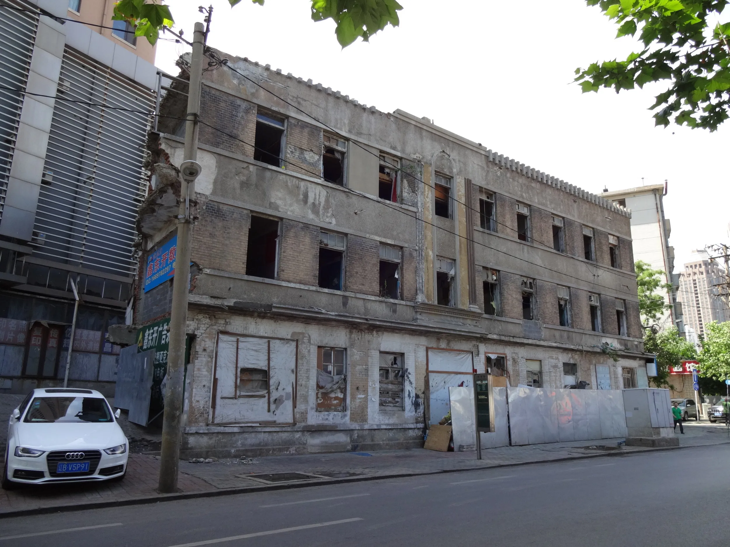 崩れそうな建物