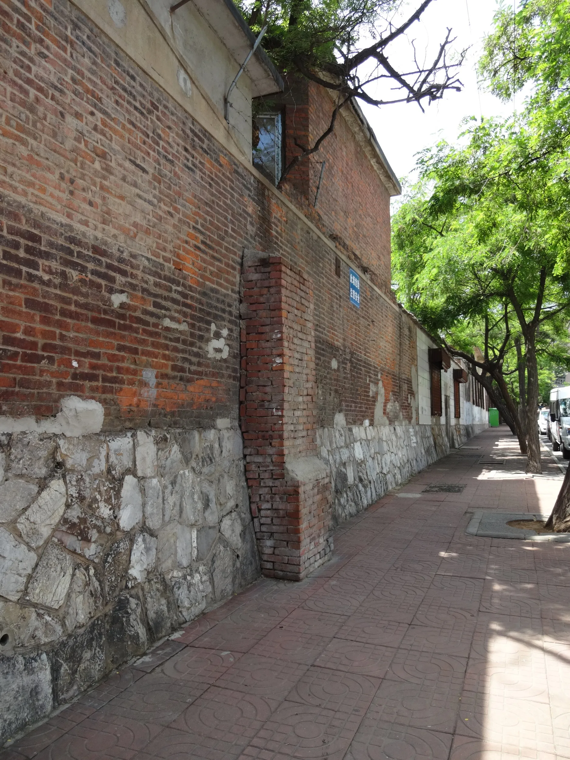 レンガの壁が続く道