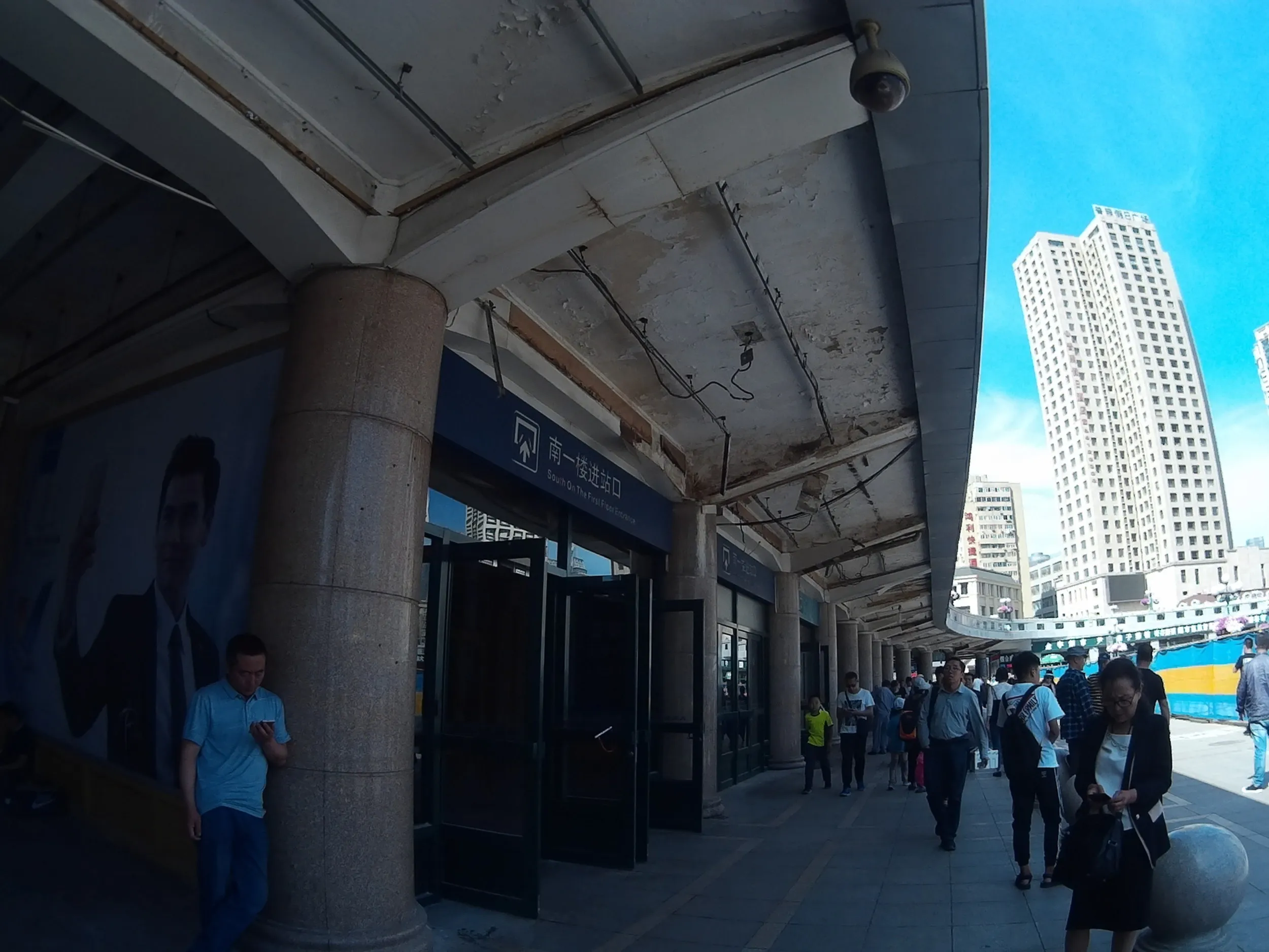 大連駅舎へのアプローチ