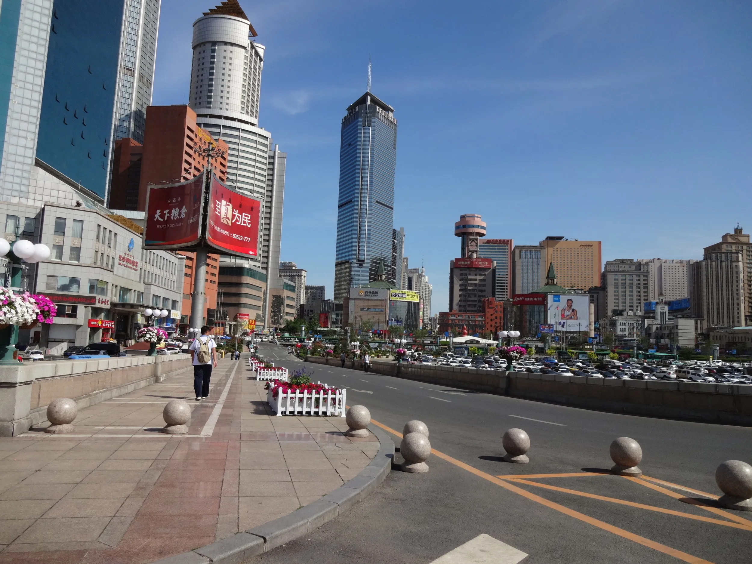 大連駅前の賑わい