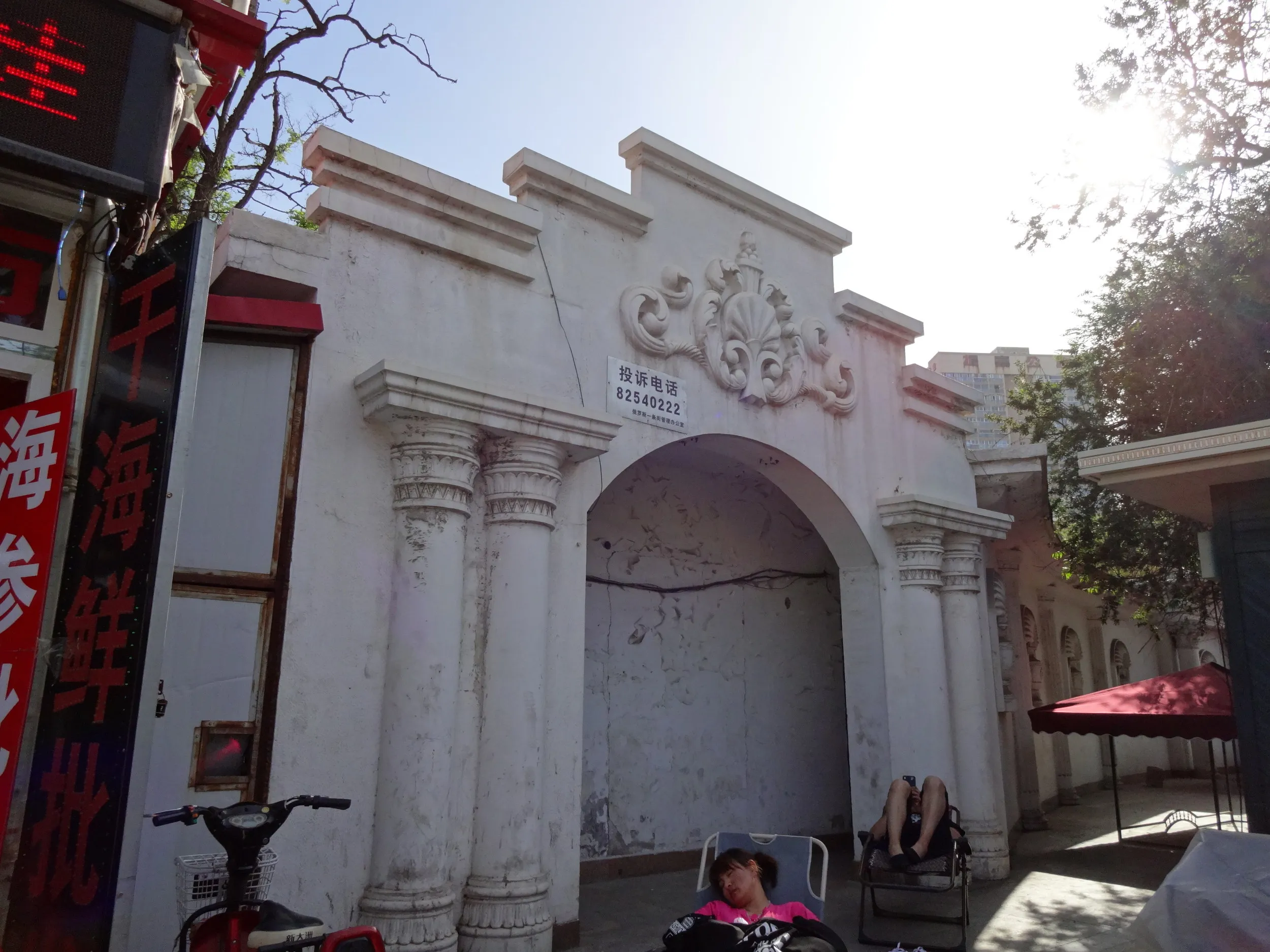 通り沿いの建物