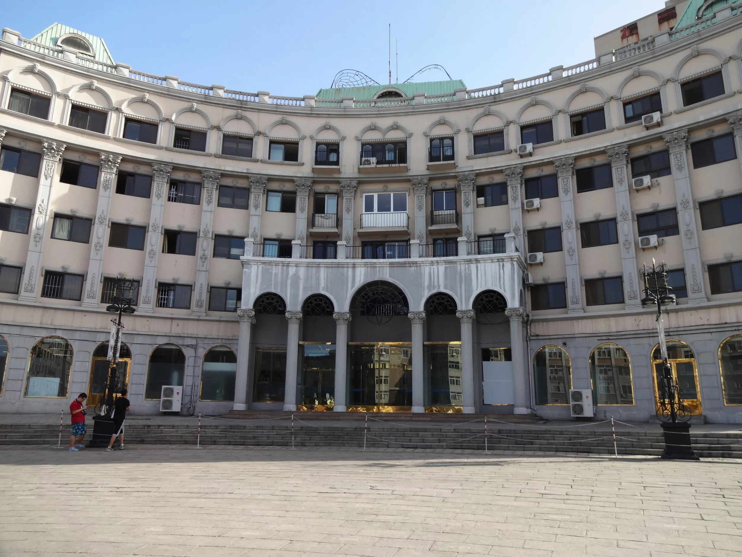 付近の廃墟建築