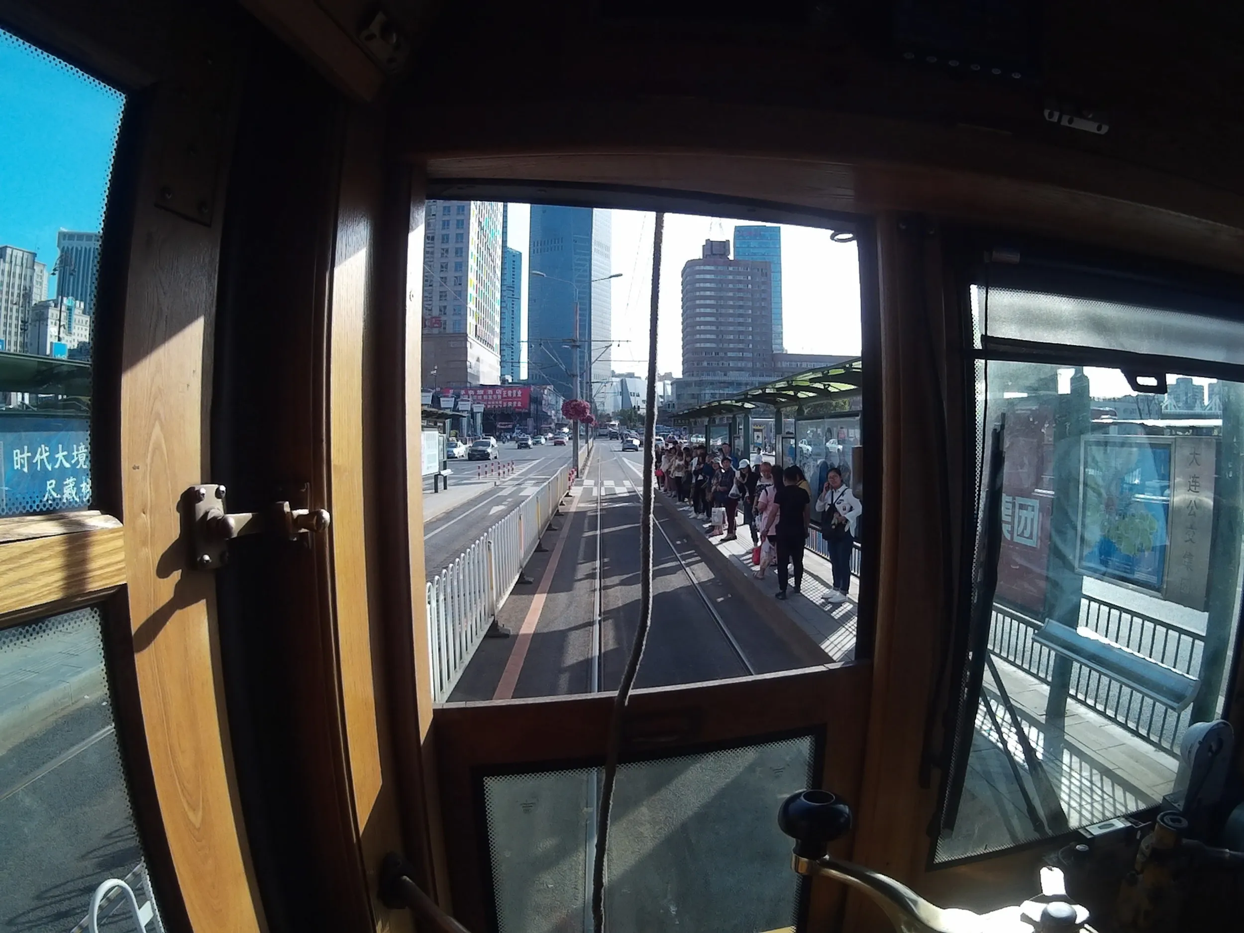 大連駅前の路面電車停留所