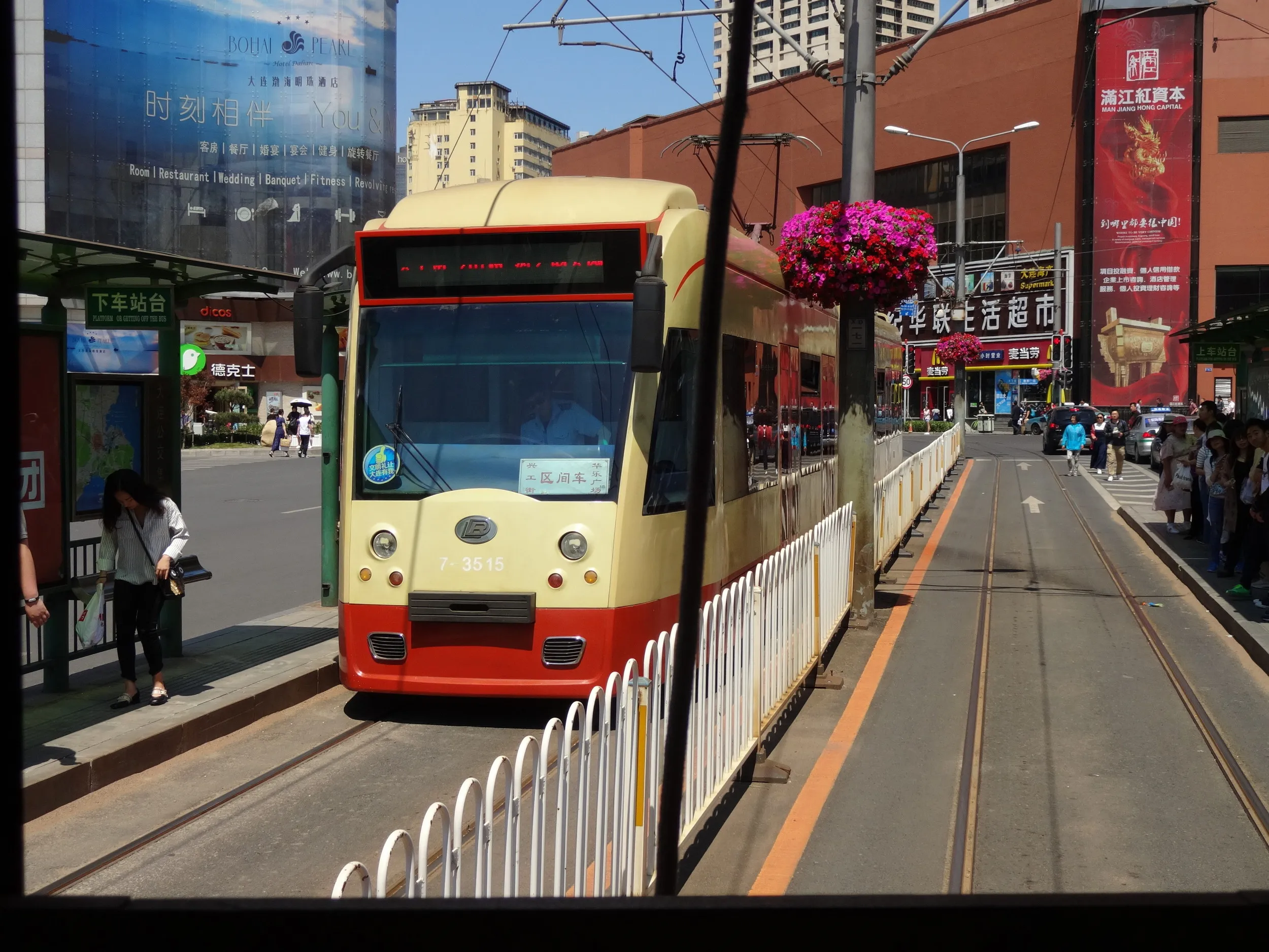 大連駅前の新型車両