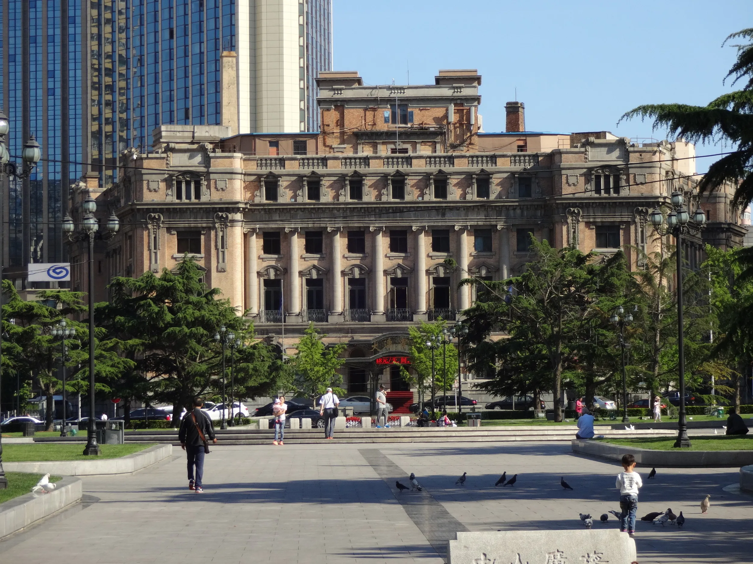 向かいの旧大和ホテル