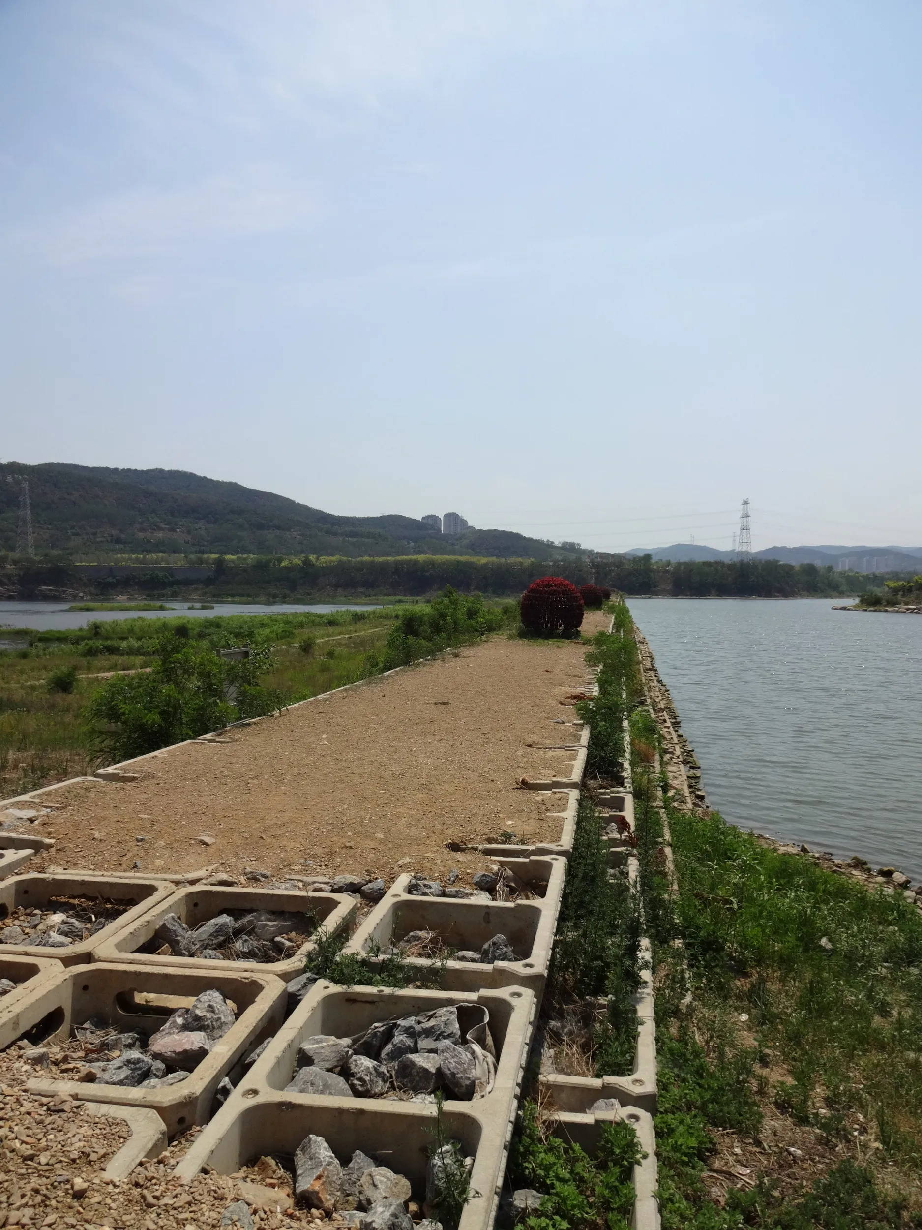 堰堤の上は立ち入り禁止