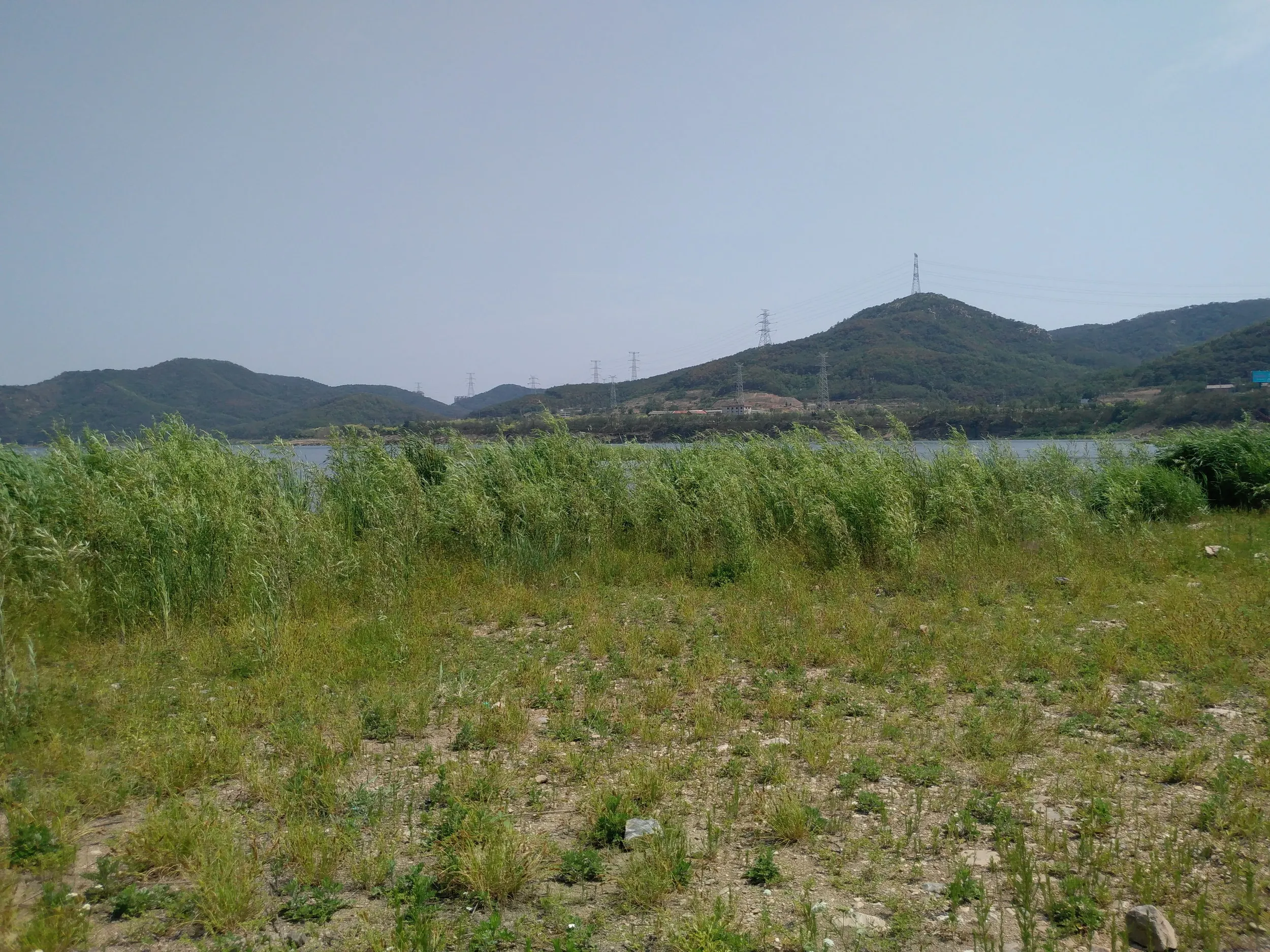 堰堤の上で撮影準備