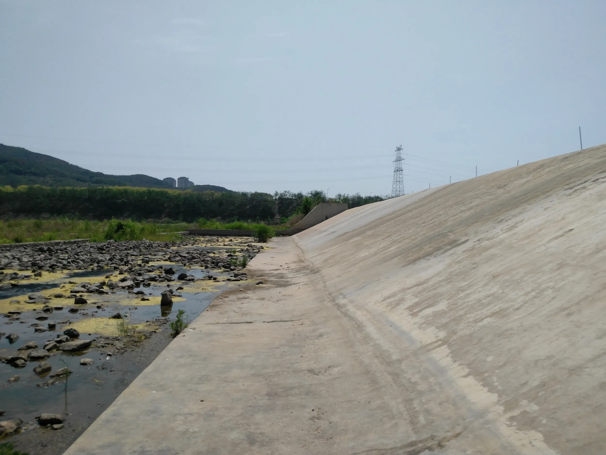 洪水防止の堰堤