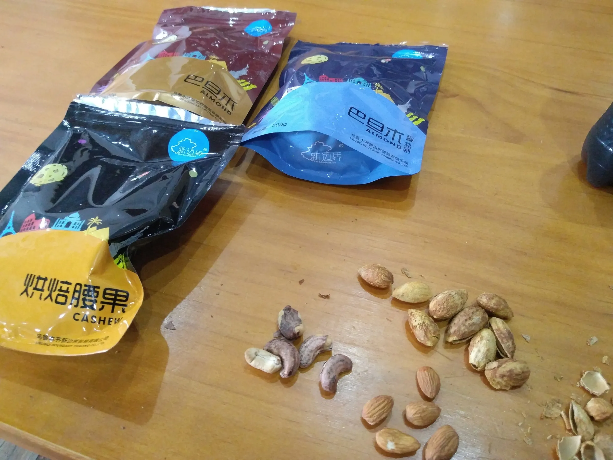 カシューナッツと殻付きアーモンド