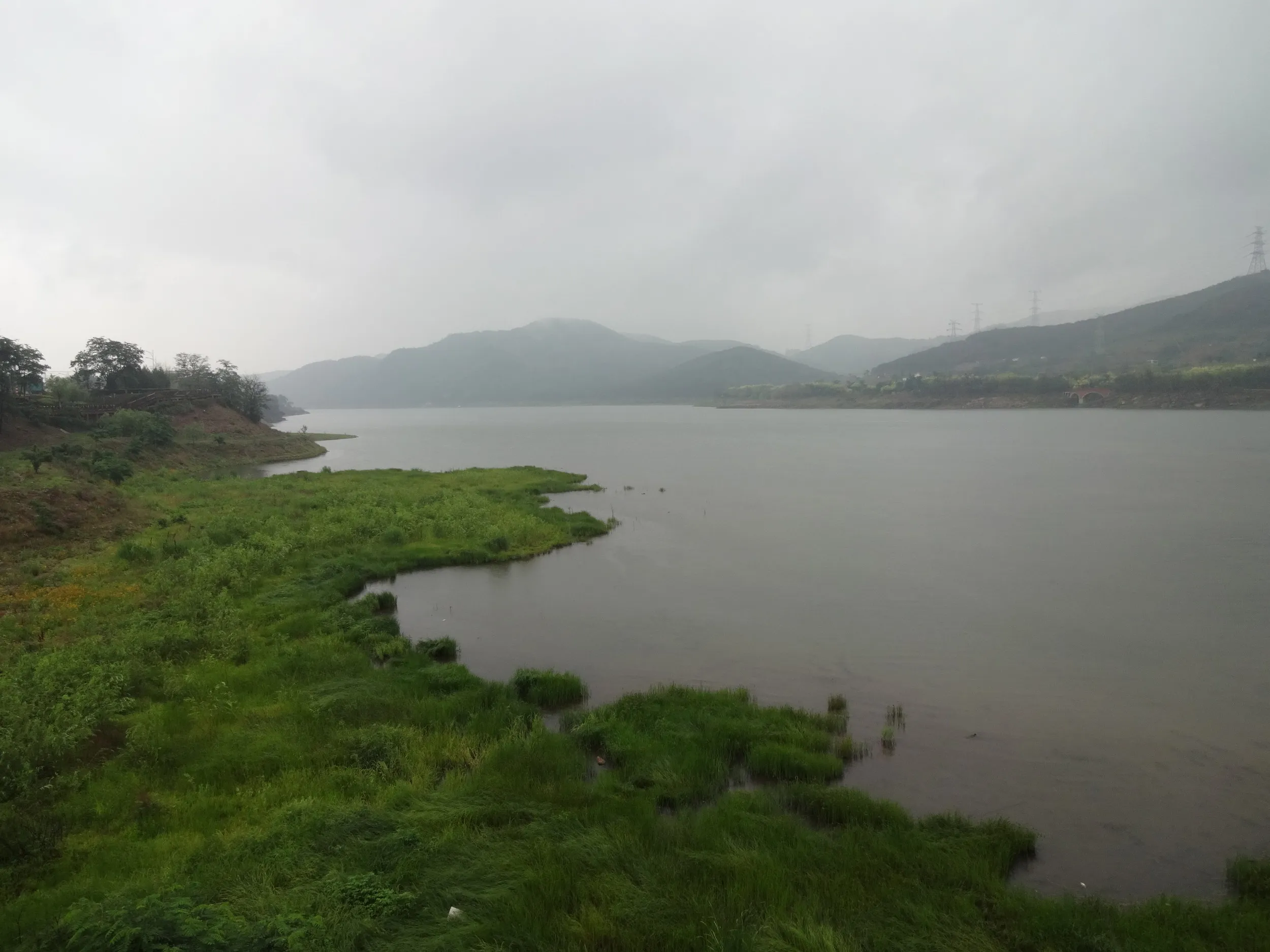 雨の西山水庫の風景