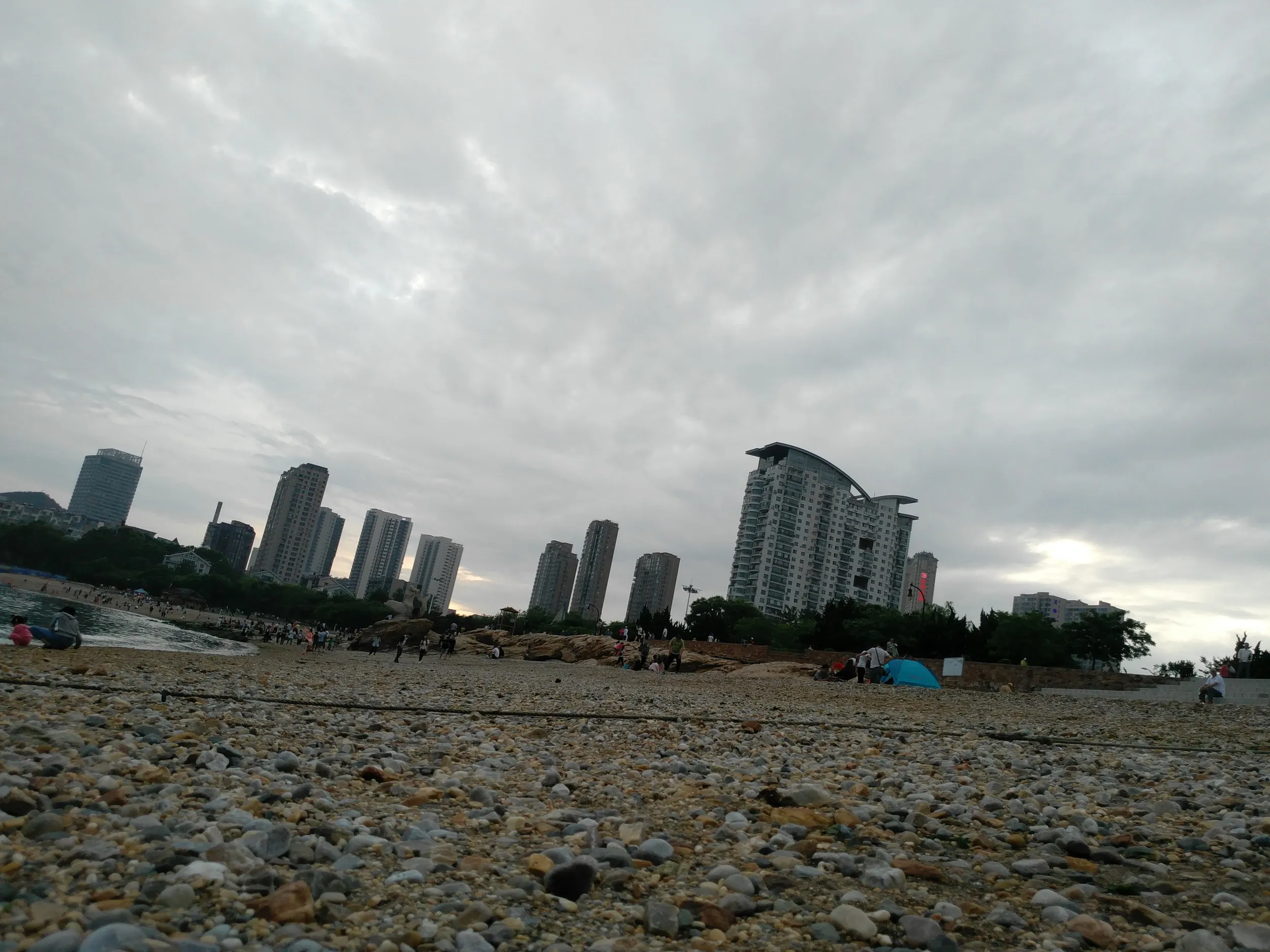 寝転がって空を見上げる