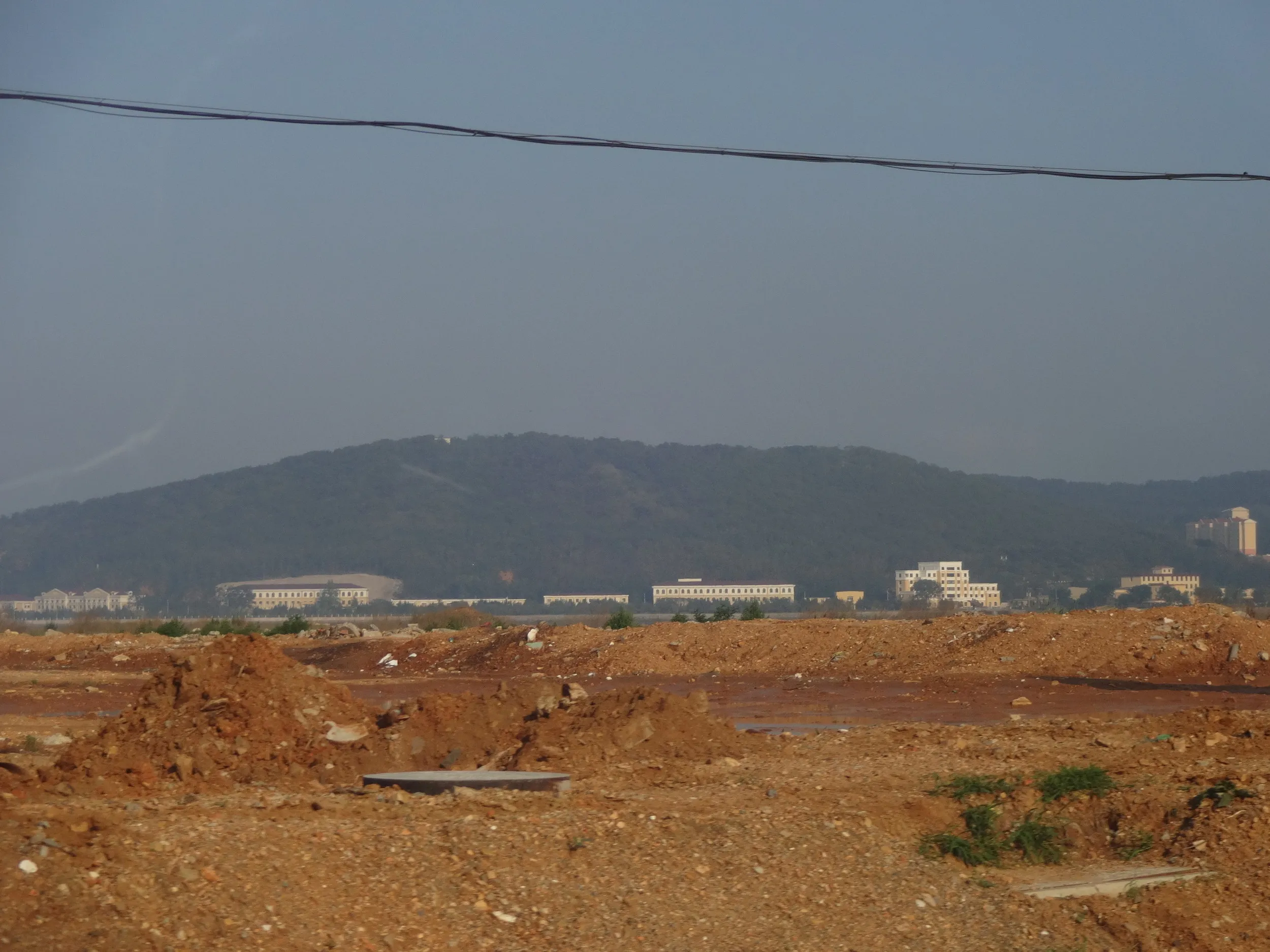 バスで西鶏冠山へ向かう