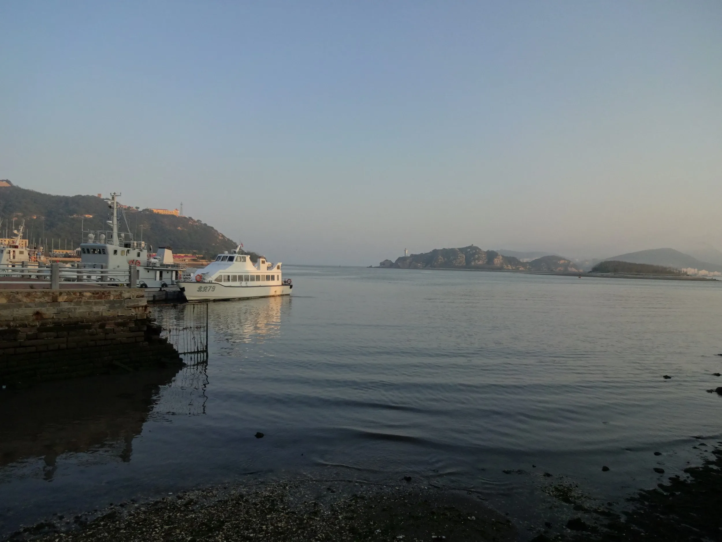 軍港遊園から旅順口を眺める