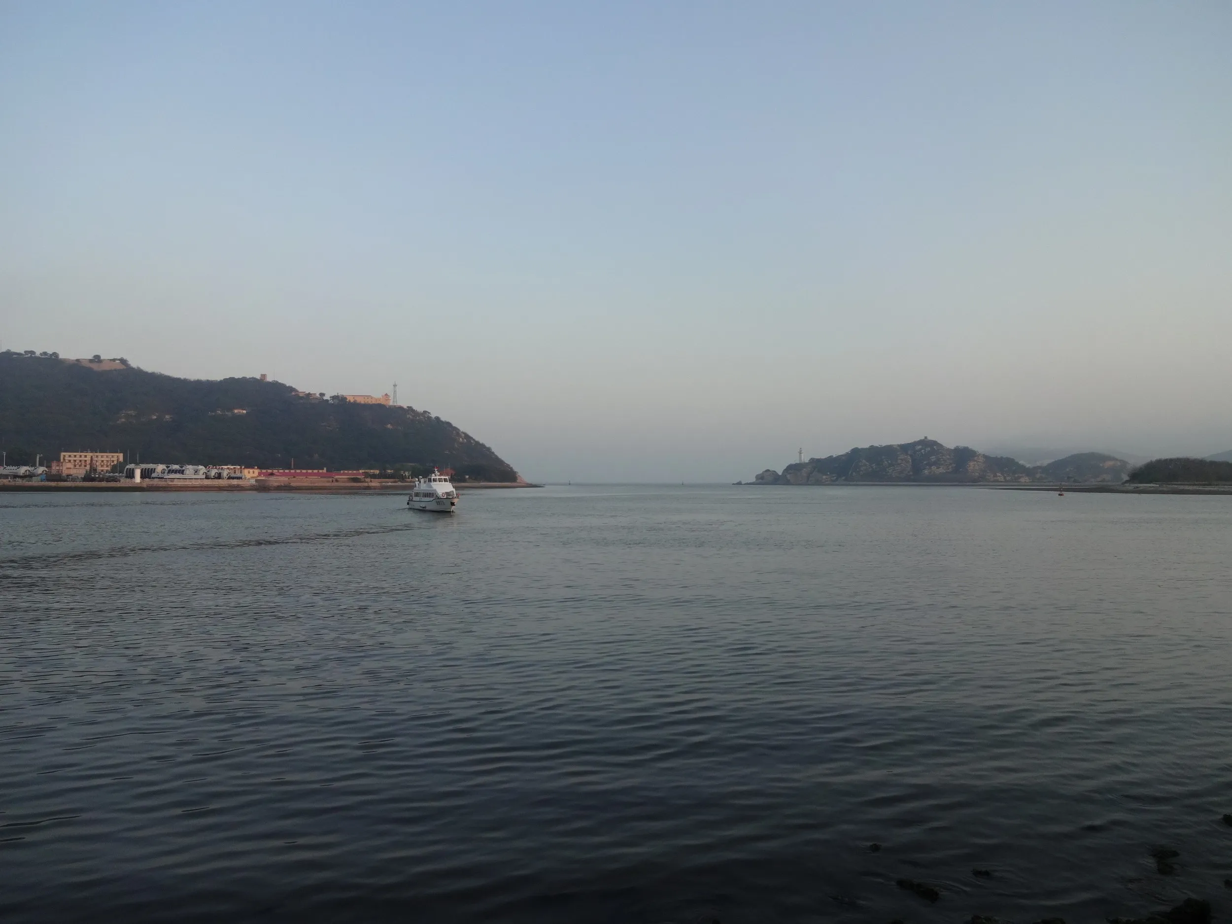 軍港遊園から旅順口を眺める