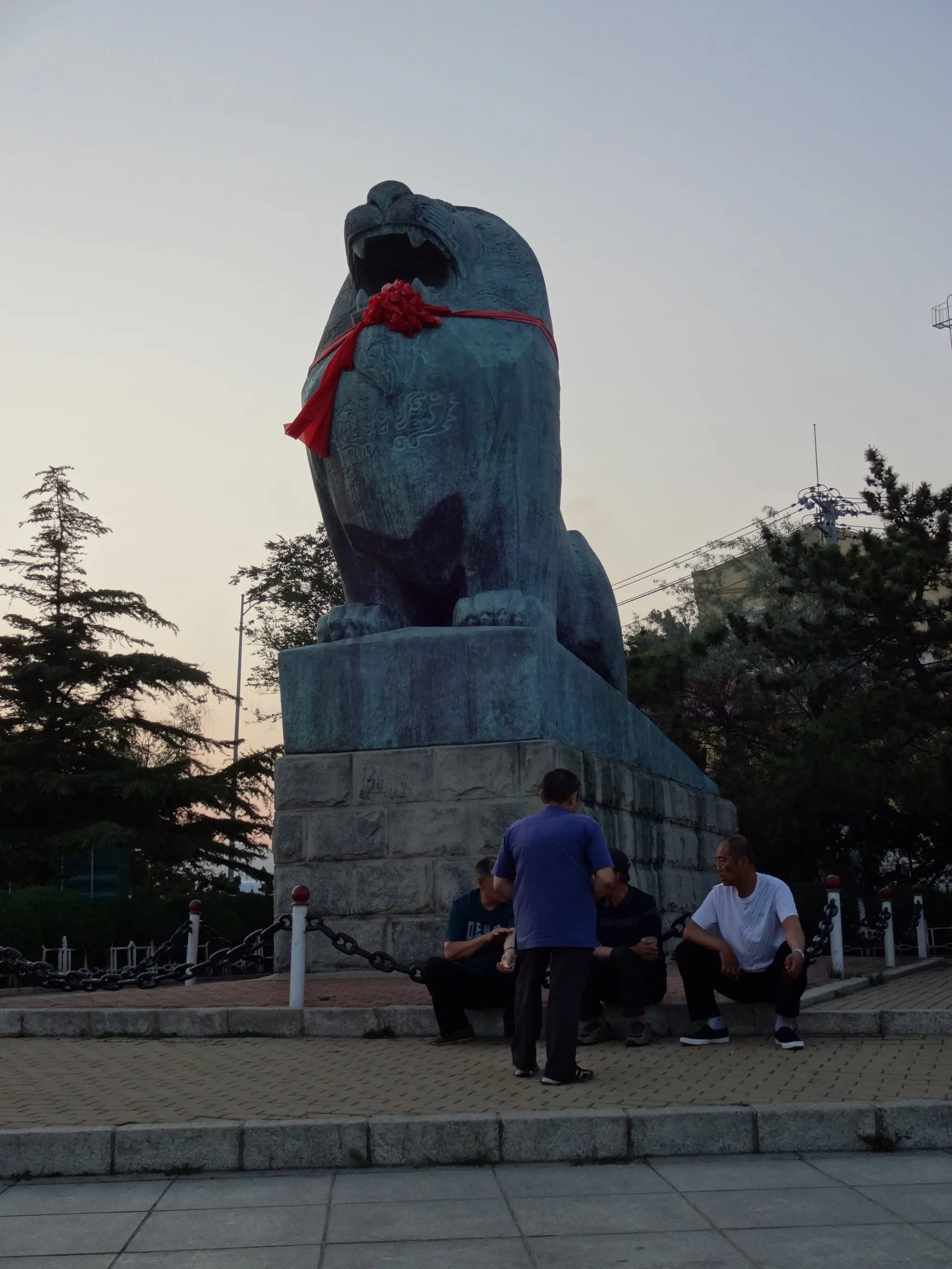 眠れる獅子の像