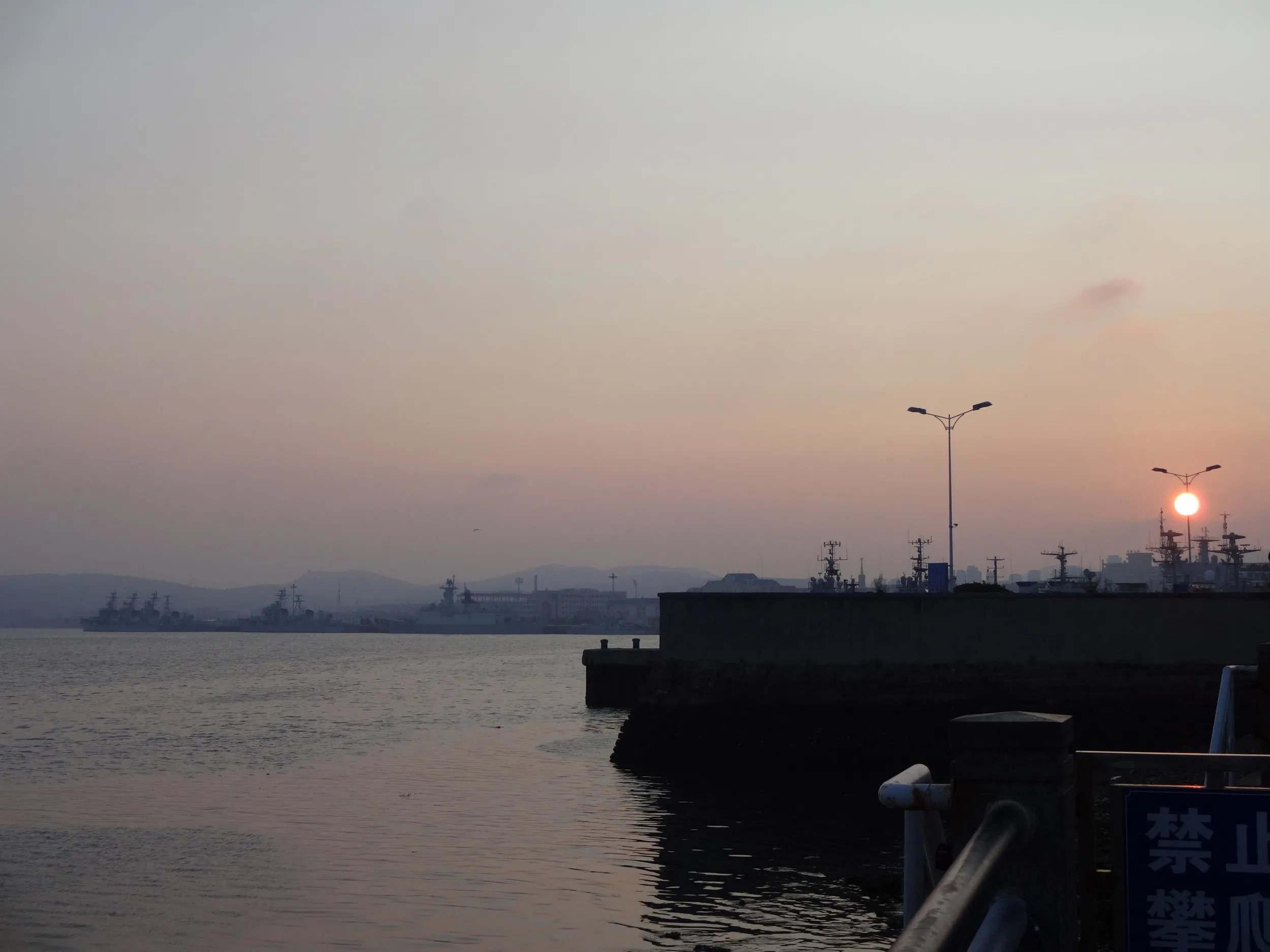 夕日に染まる旅順口