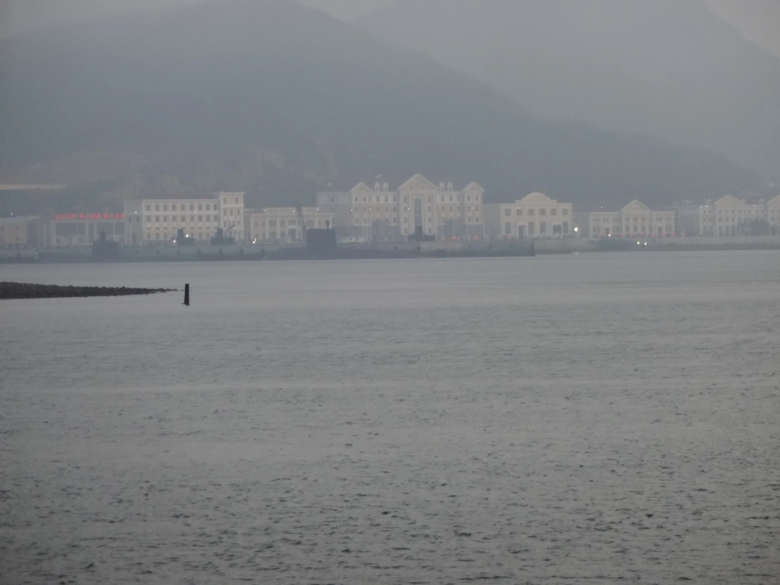 停泊中の潜水艦