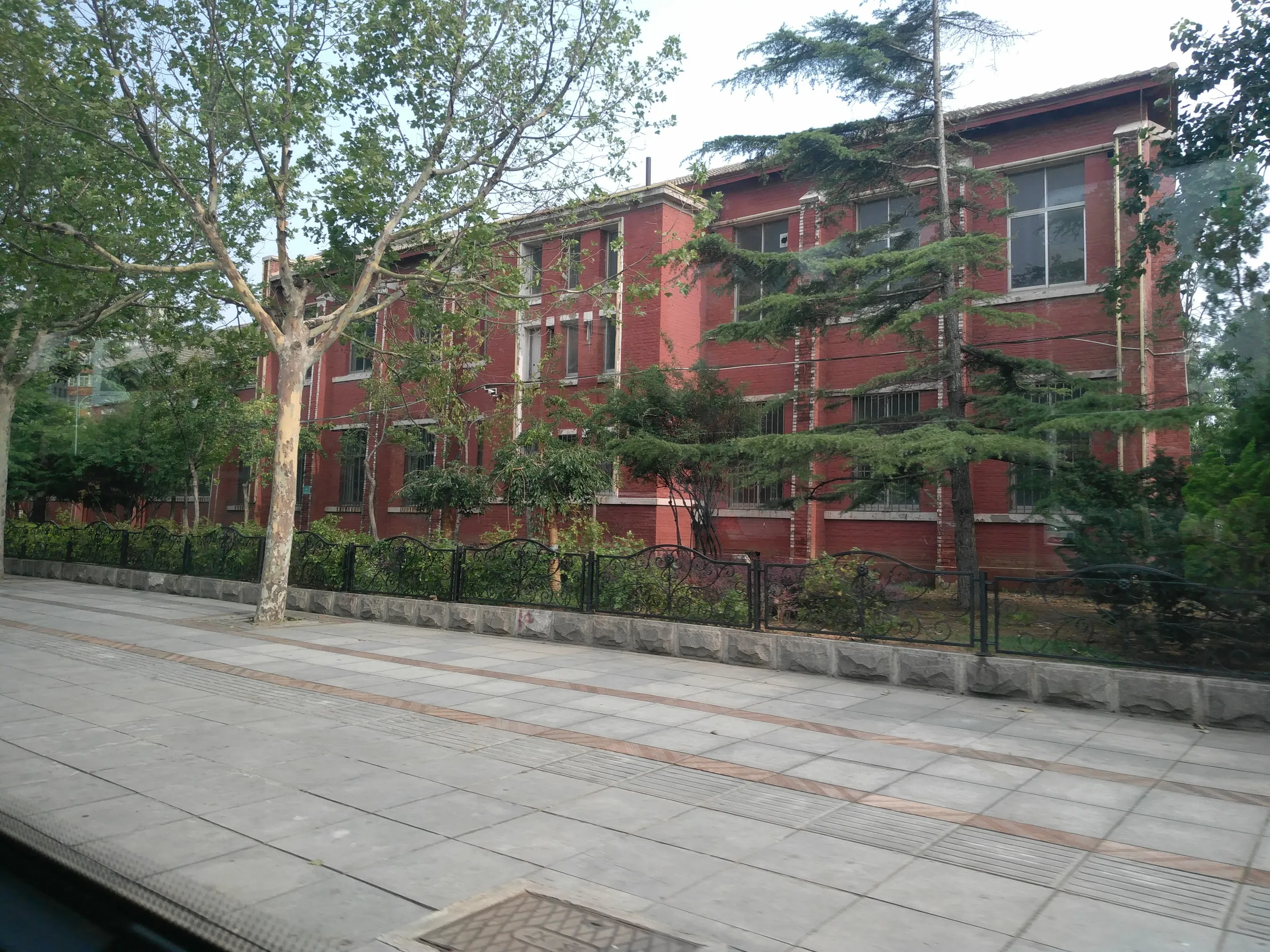 車窓からの南満州工業専門学校跡