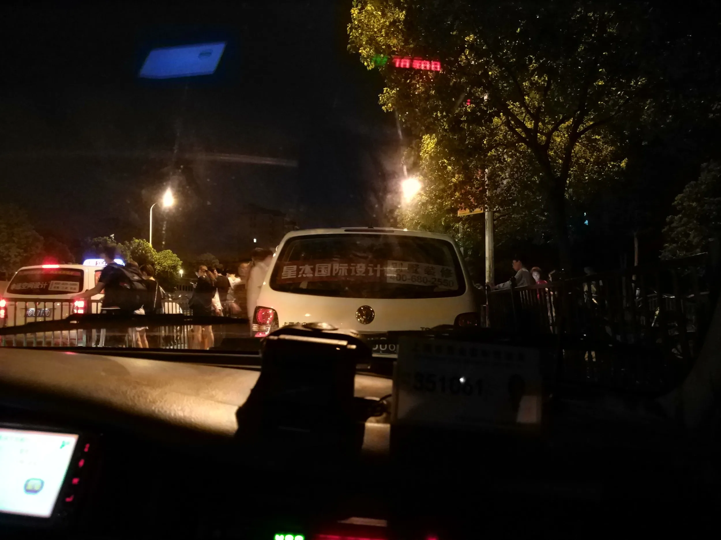 タクシーで川沙へ戻る