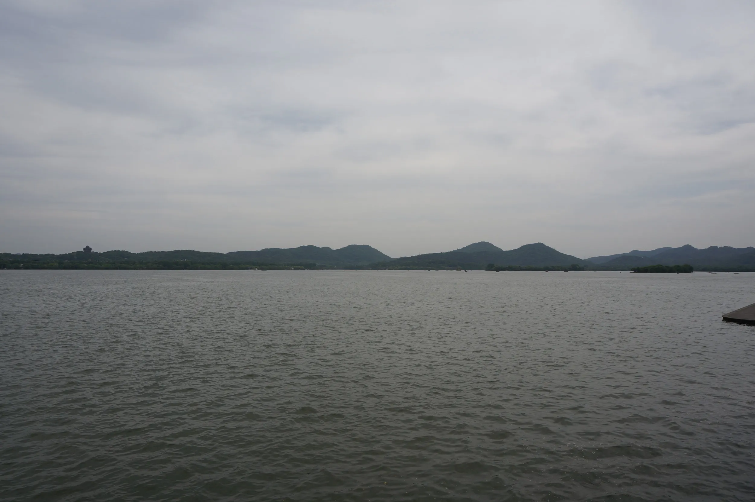 白堤からの西湖