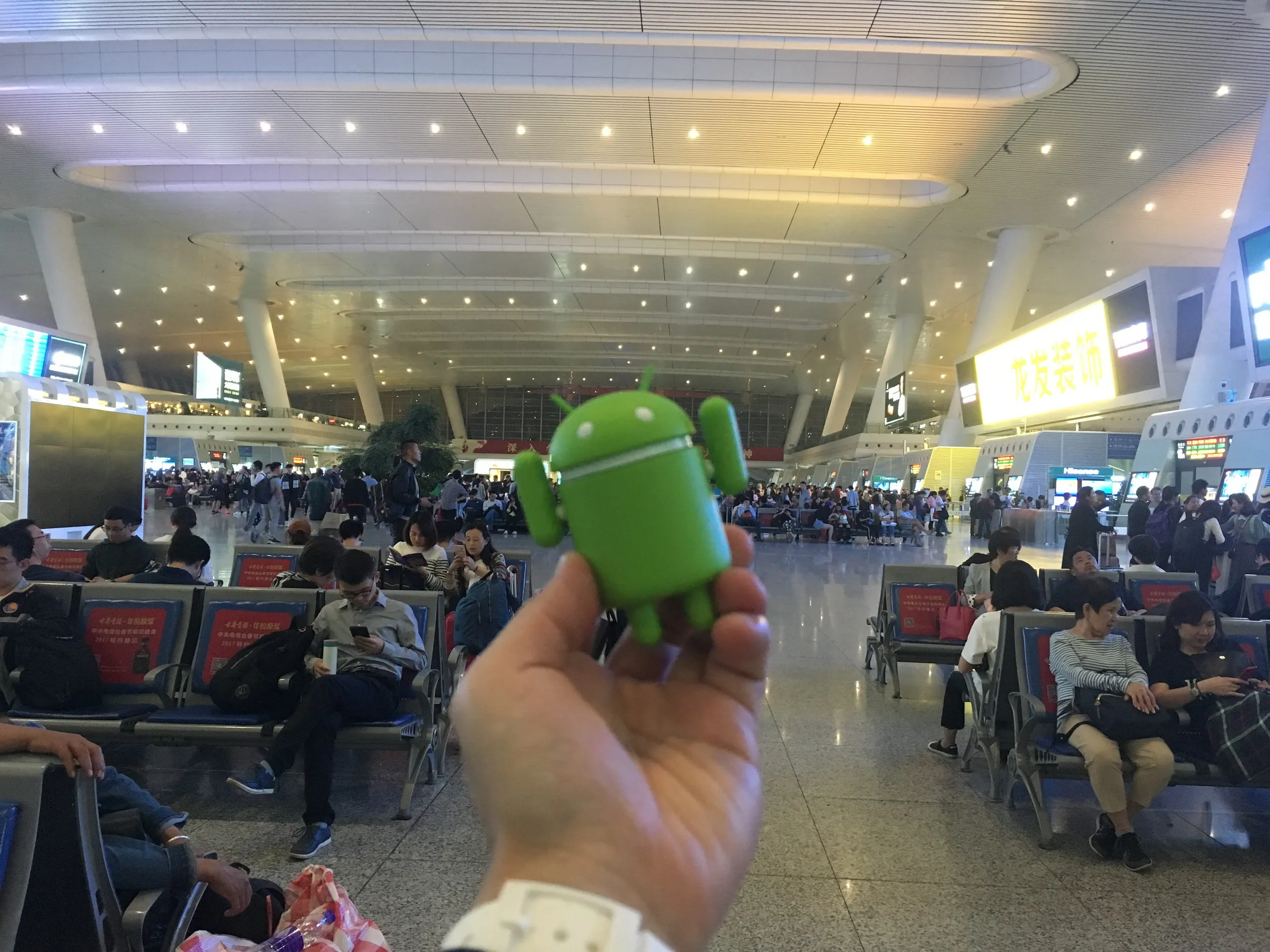 杭州東駅とドロイド君