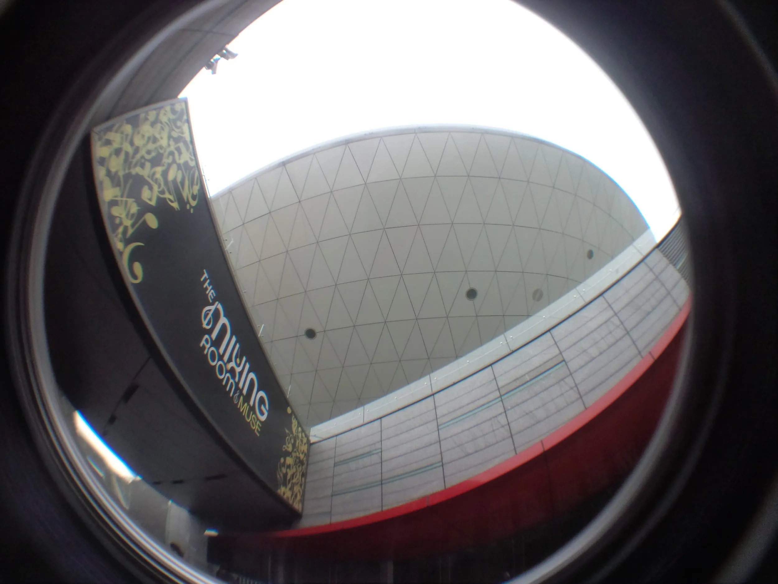 ベンツ文化センターの外周