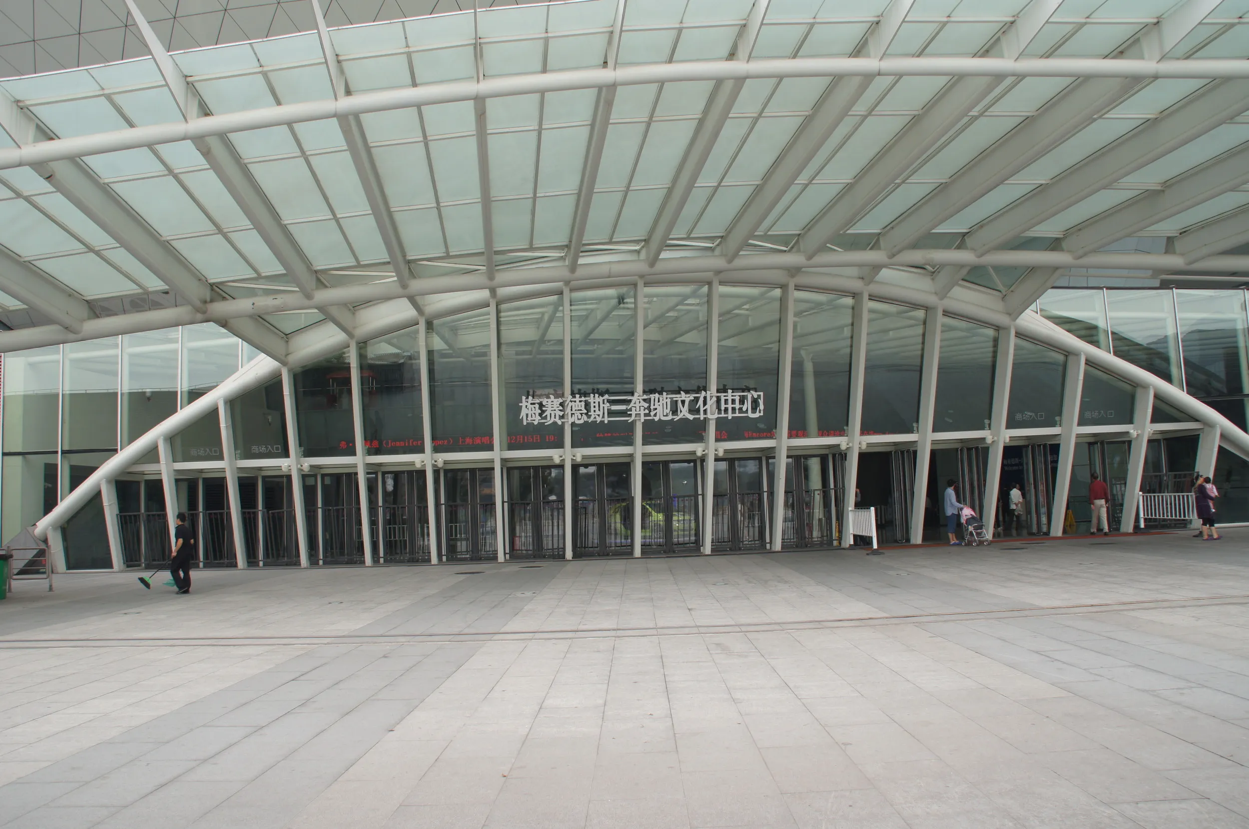 ベンツ文化センター入り口