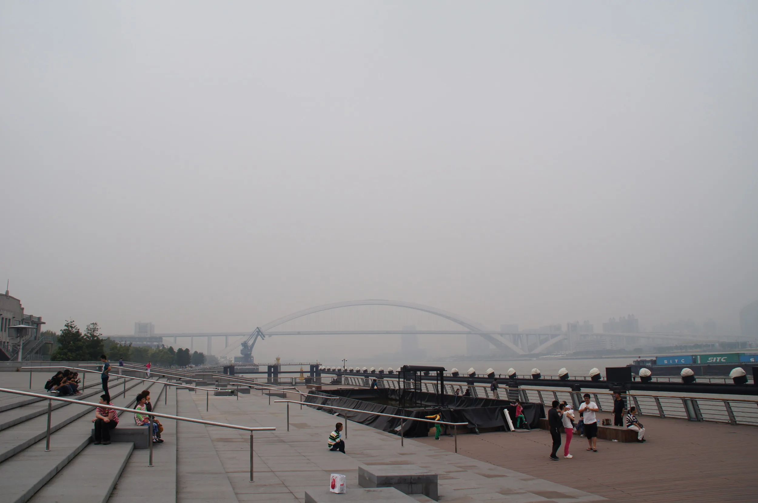 黄浦江を望む世博公園