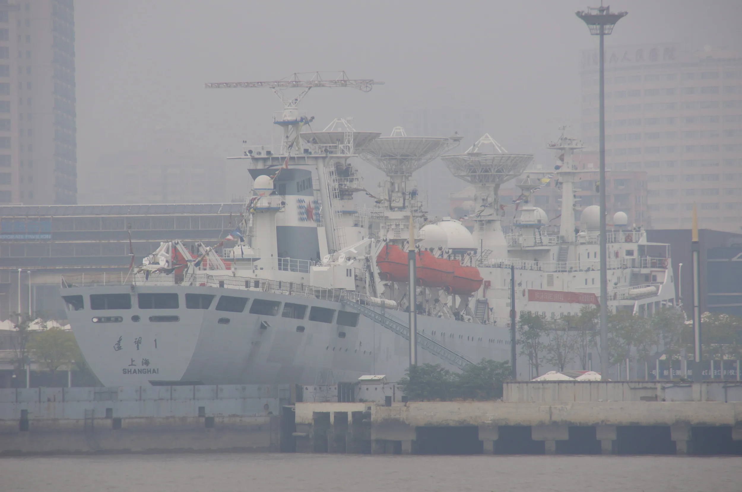 黄浦江に浮かぶ船