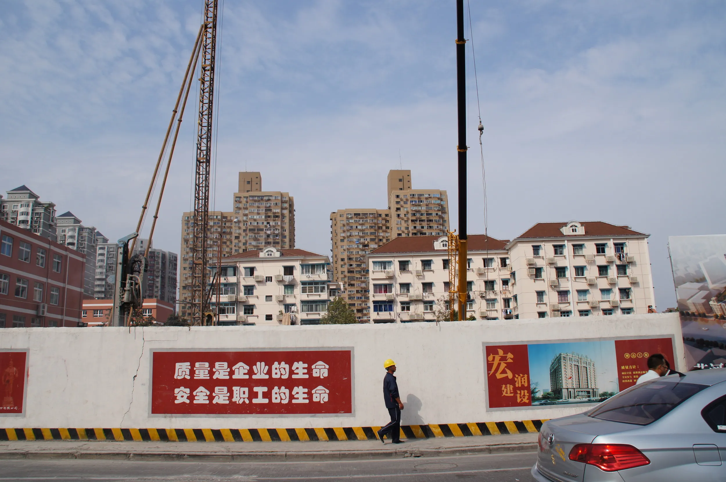 曲阜西路駅前の風景
