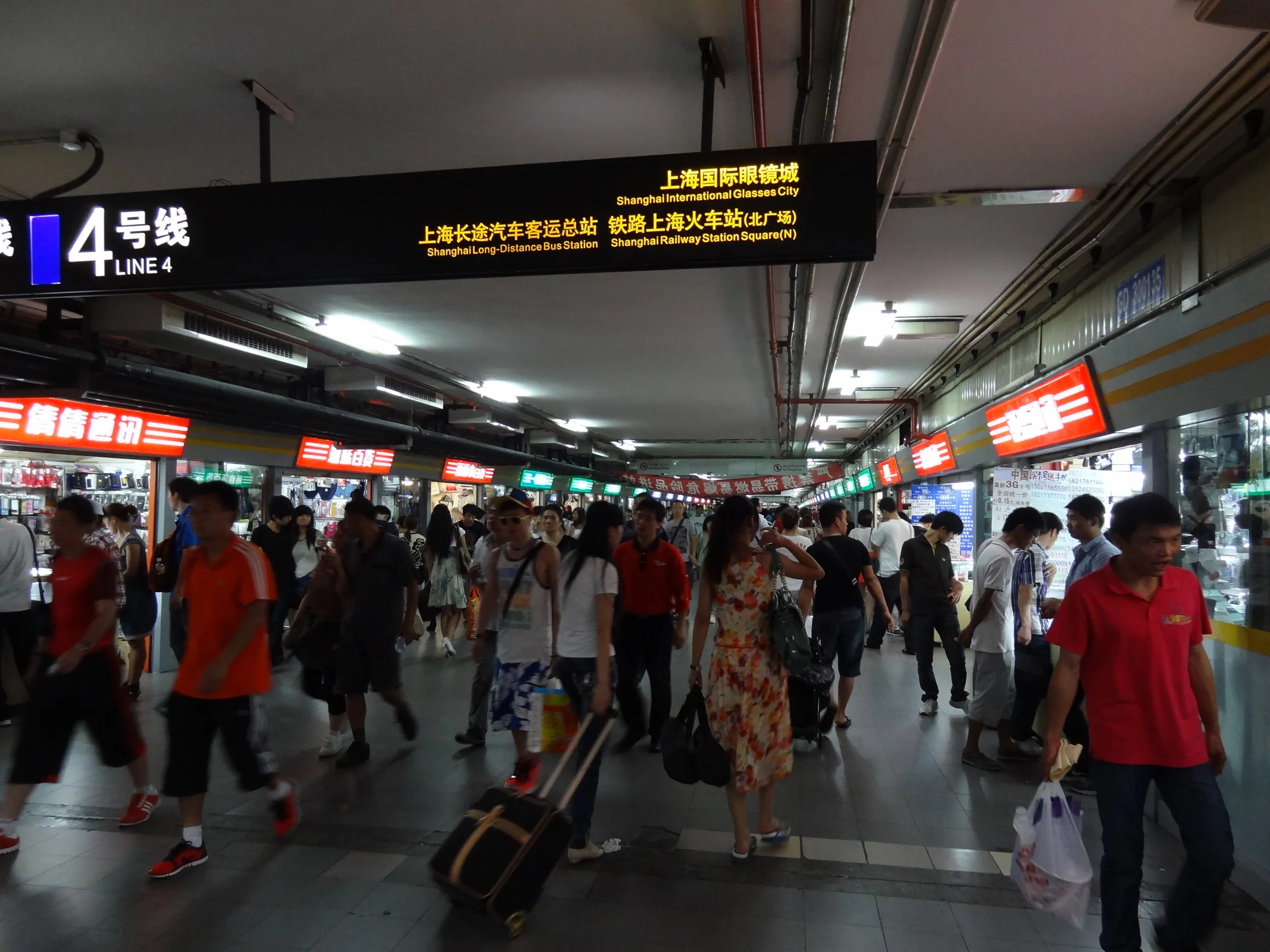 上海駅の地下連絡通路
