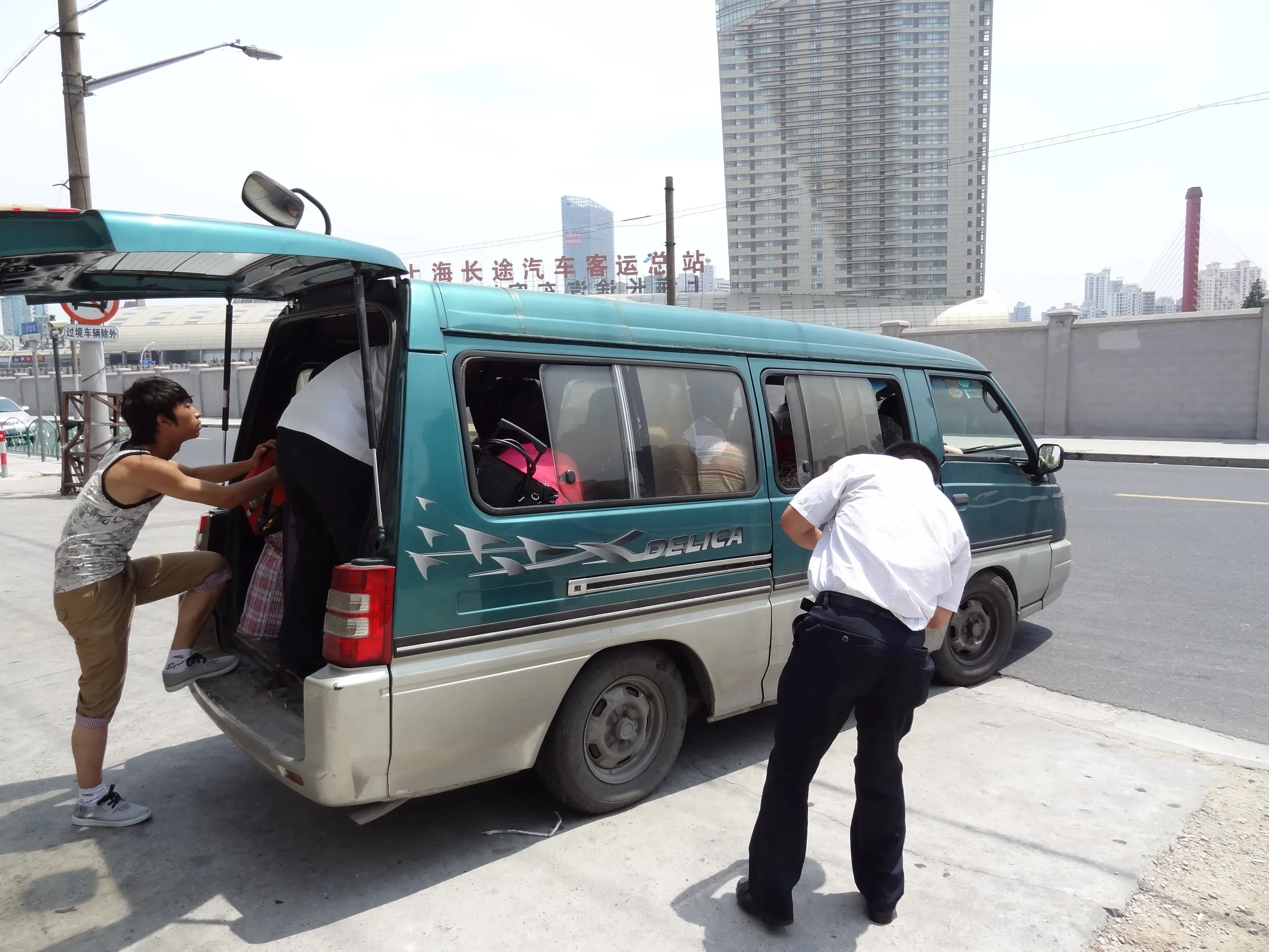 バス乗り場へ向かう道