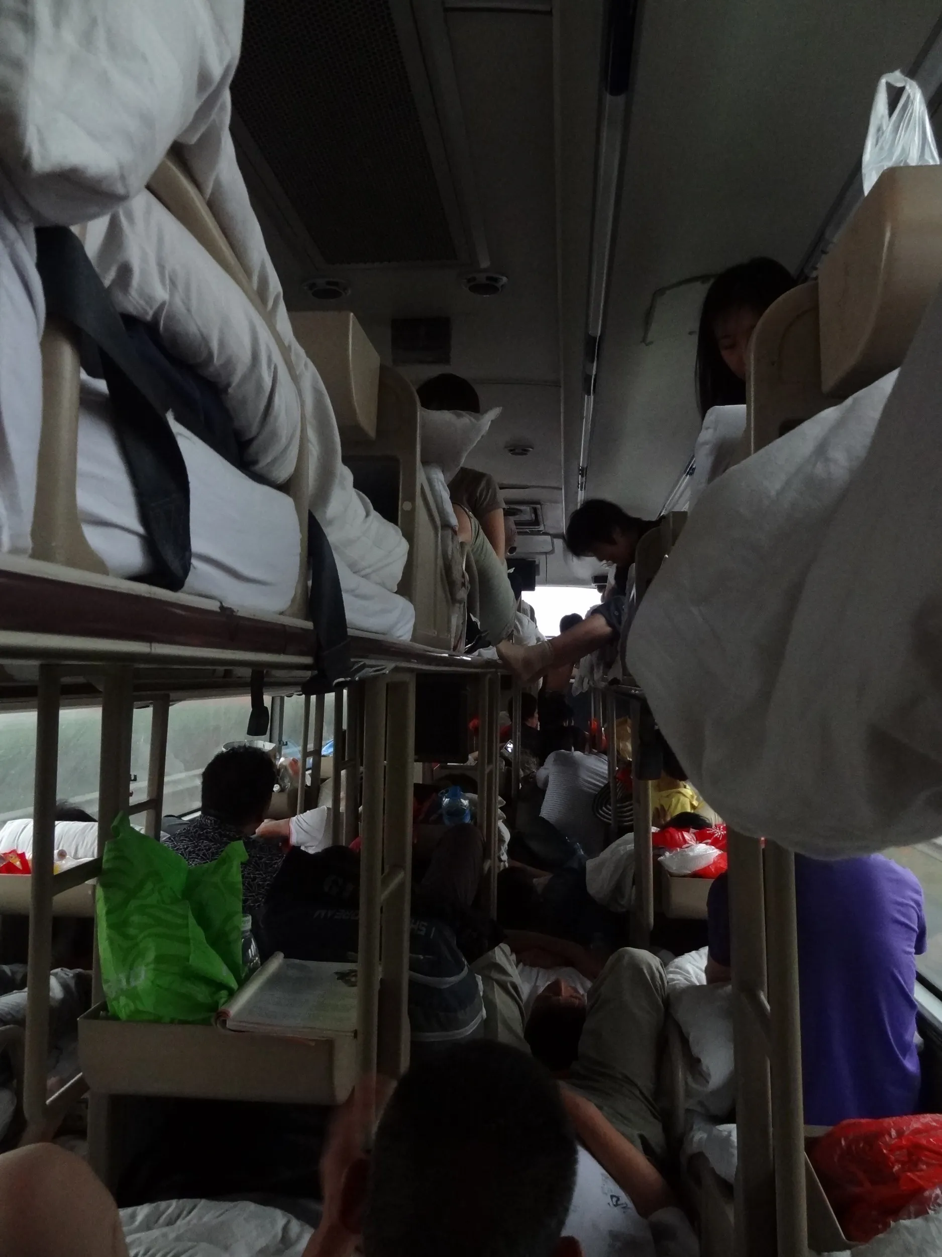 白バス（黒車）に押し込まれる人民達