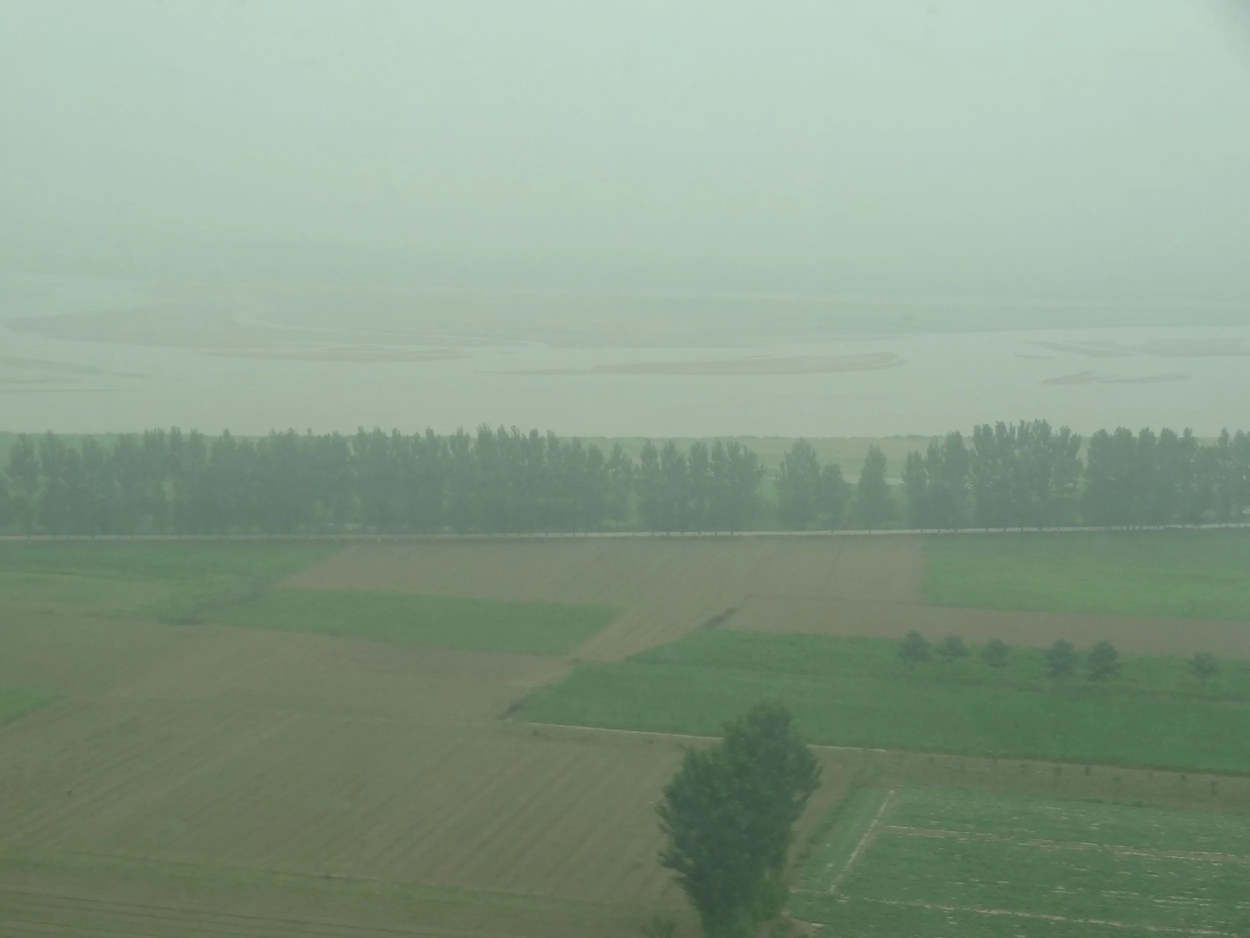 三門峡〜西安へ行く寝台バスの中からの風景