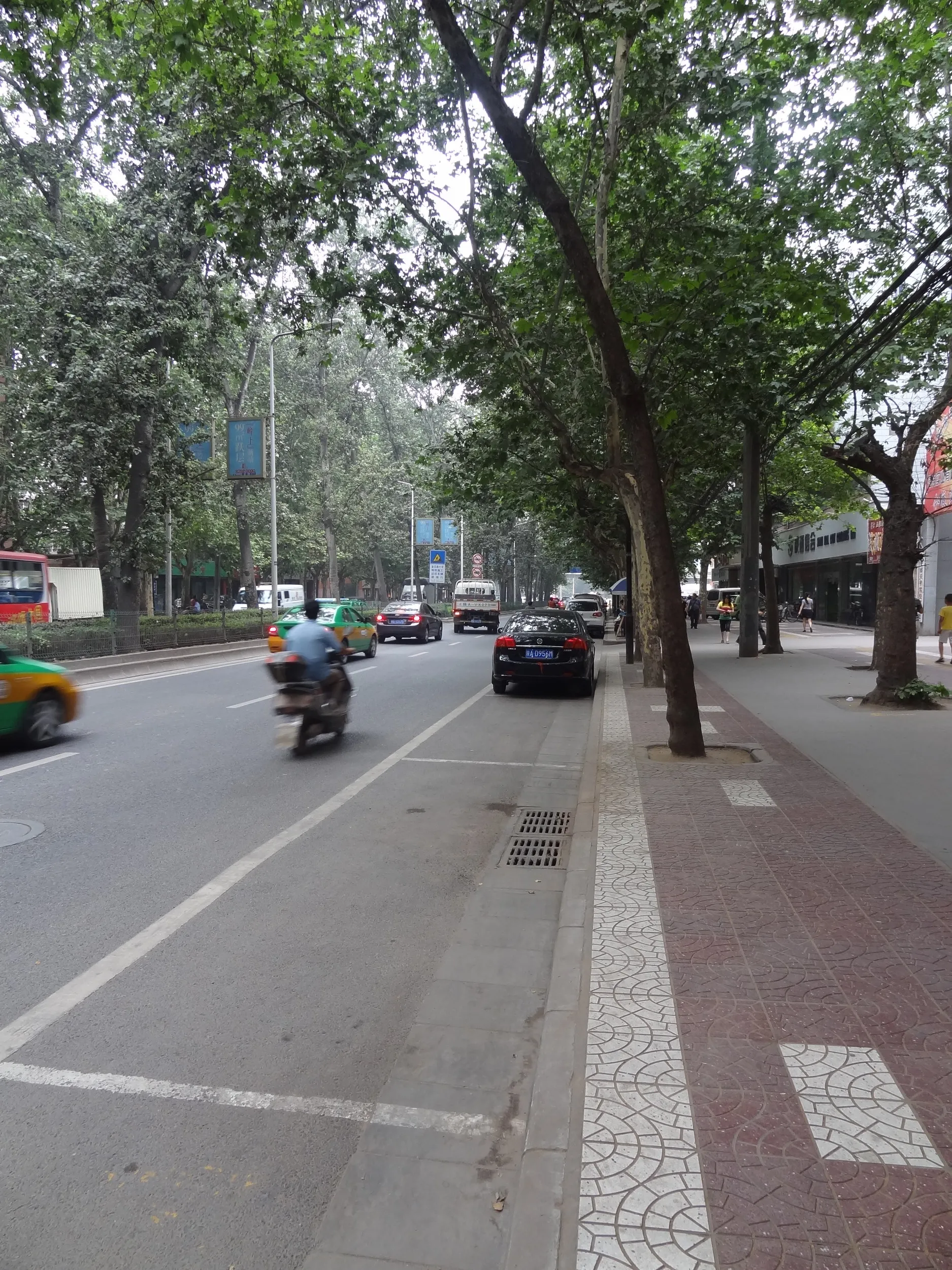 西安のバス停付近