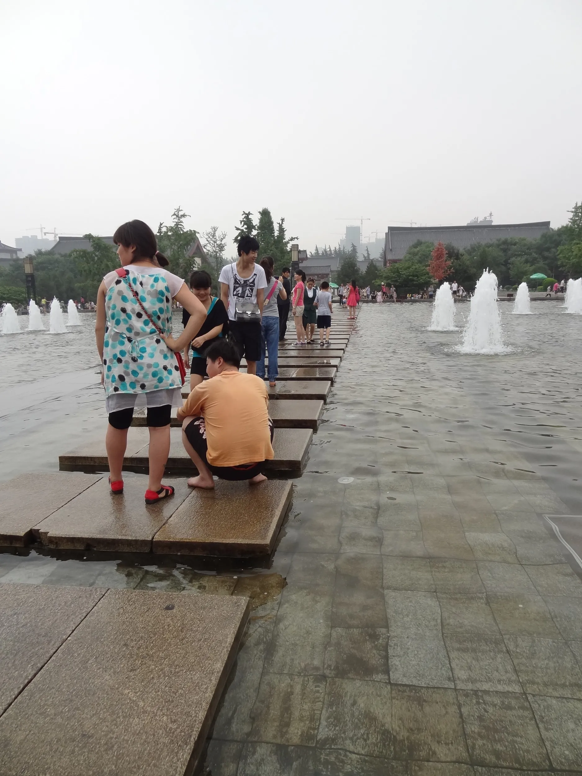 飛び石を渡る人々