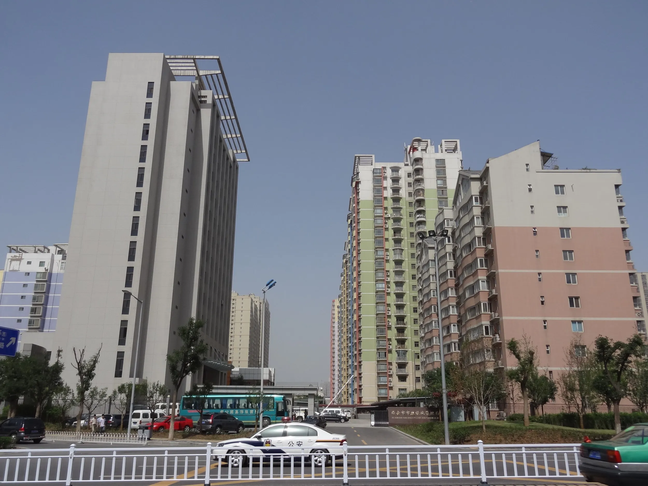 新しいマンションが並ぶ風景