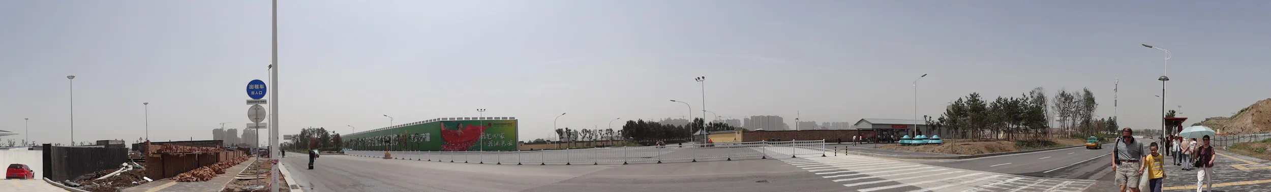 西安北駅前の更地の風景