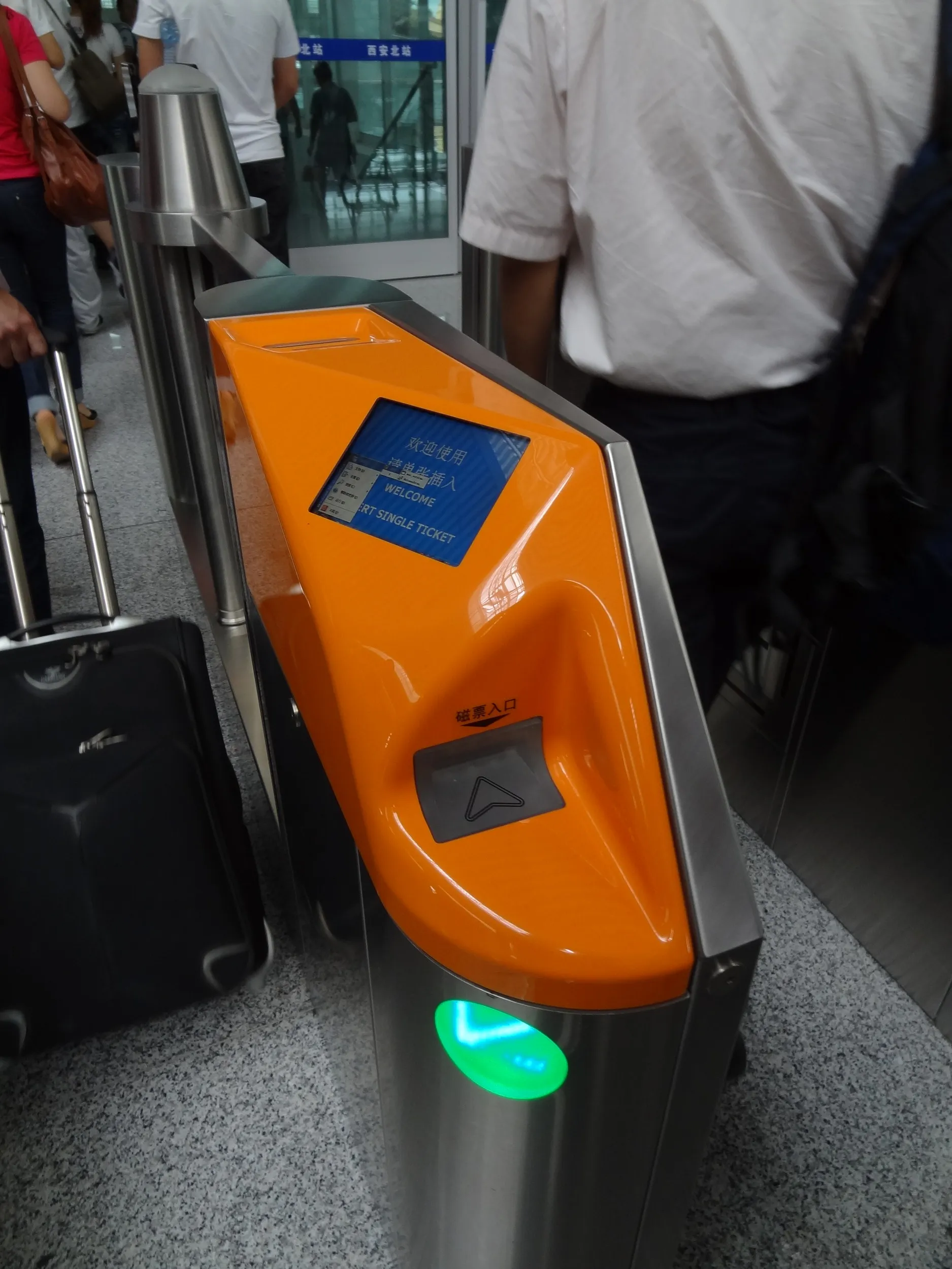 改札を抜ける乗客