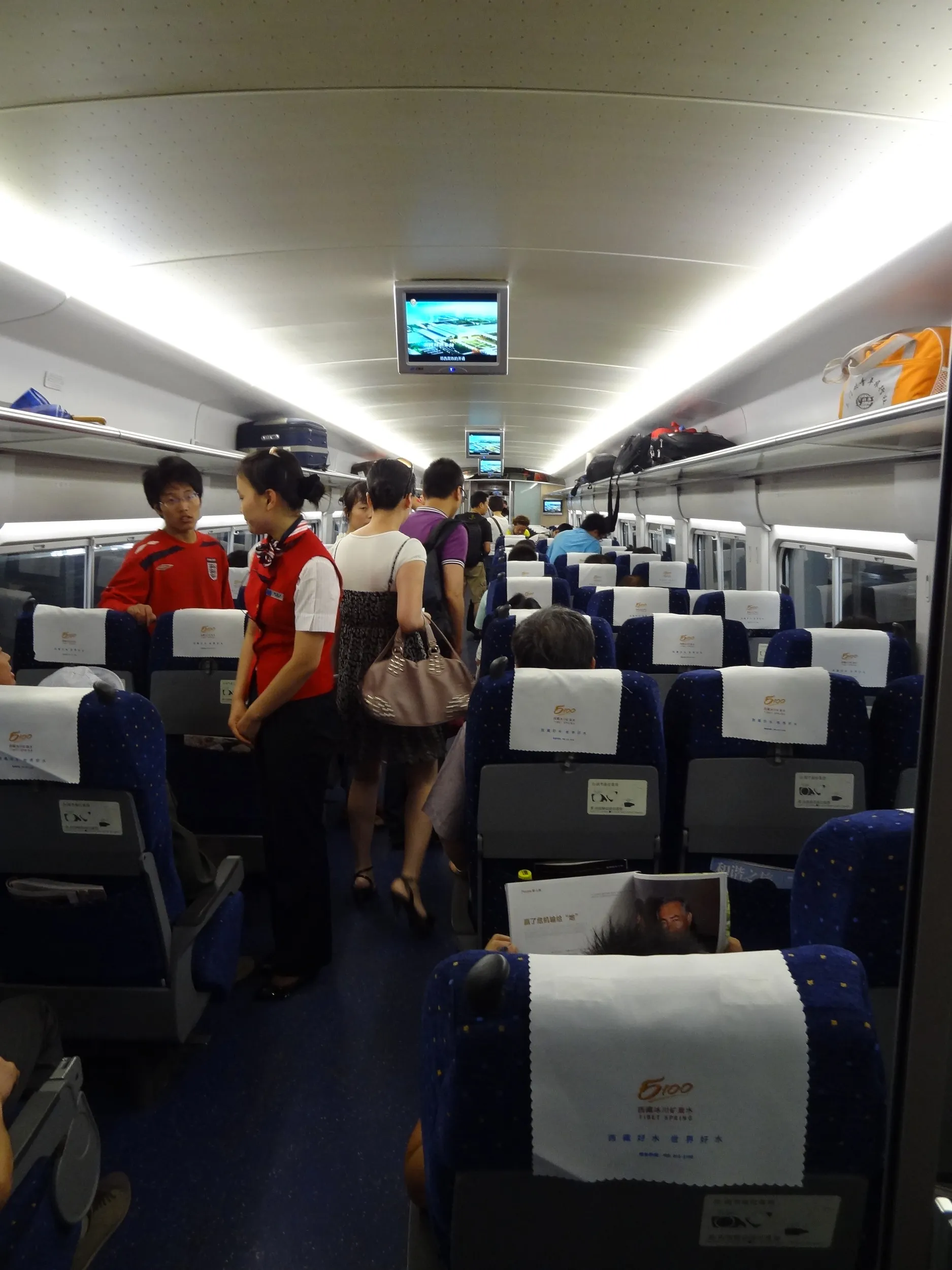 鄭州方面へ向けて走る動車組の車内